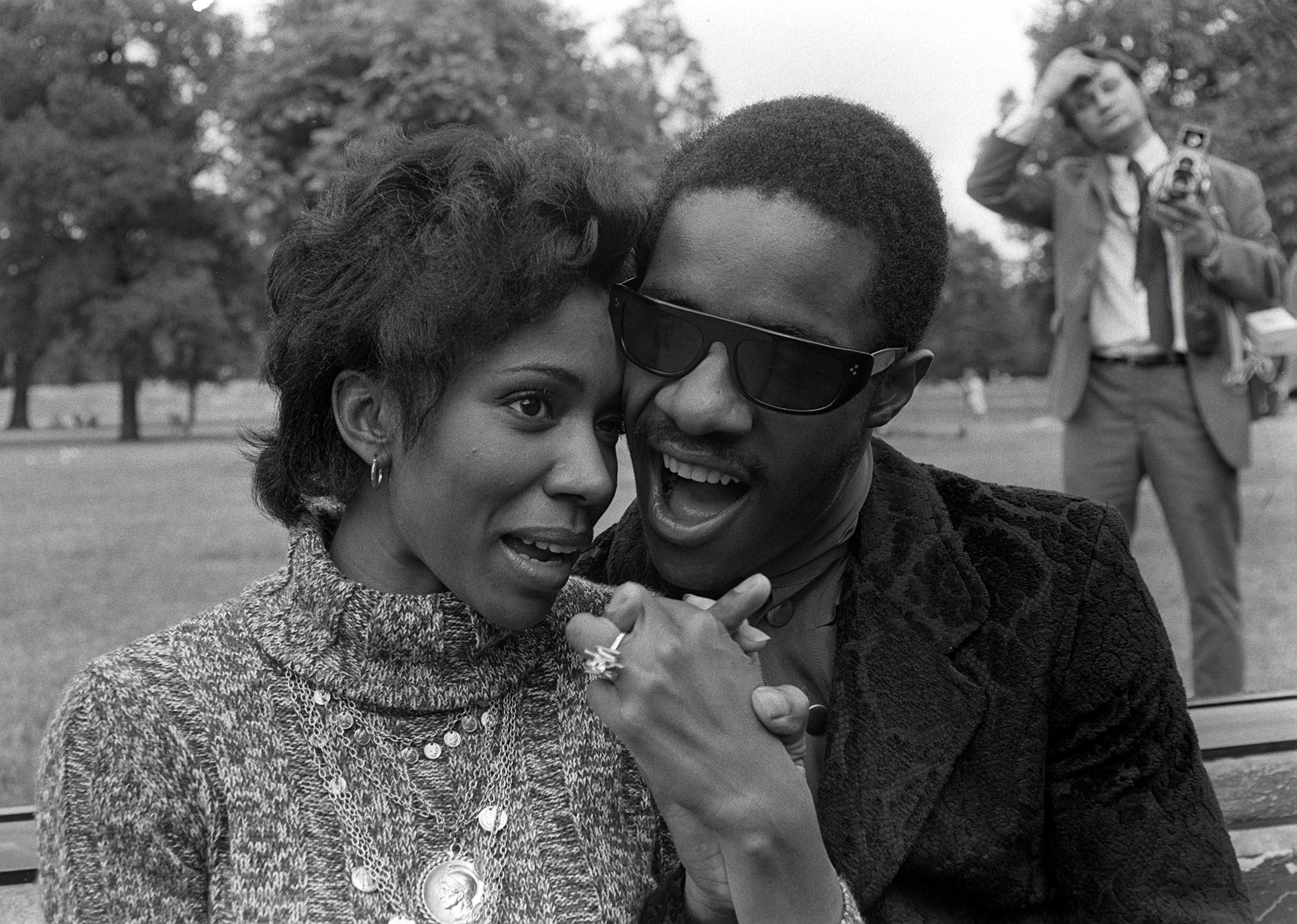 Stevie Wonder y Syreeta Wright en Londres en junio de 1970. | Foto: Getty Images