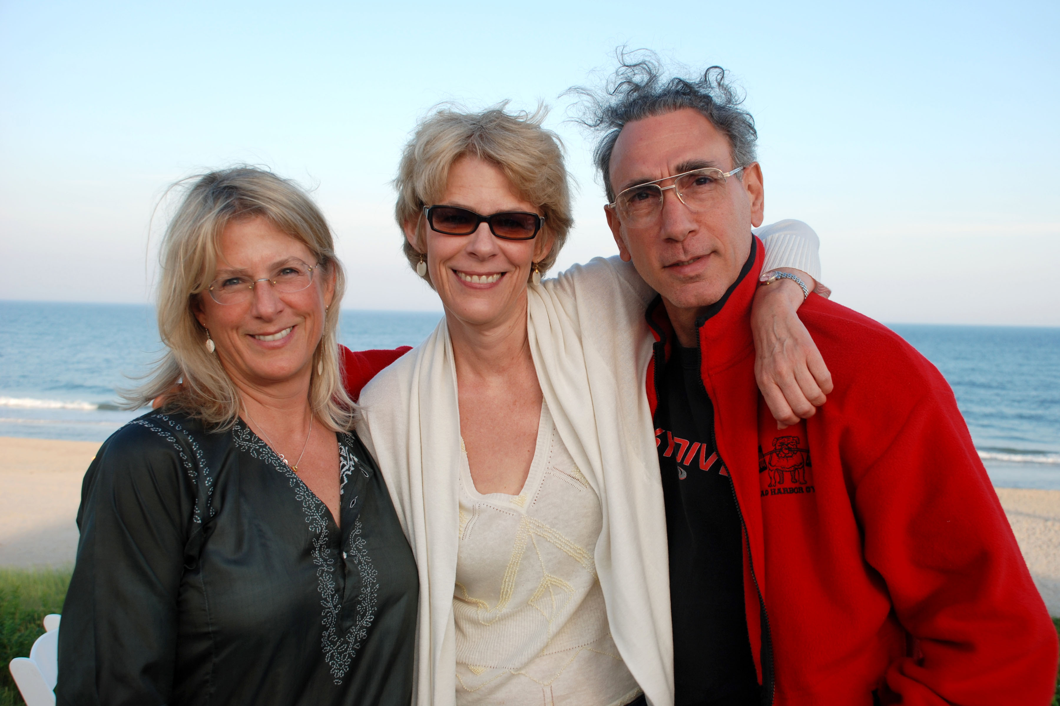 Jennifer, Liza Lerner y Joe Delmaestro asisten a la FIESTA DEL CUARTO DE JULIO DE DELLA FEMINA el 7 de julio de 2007 | Fuente: Getty Images