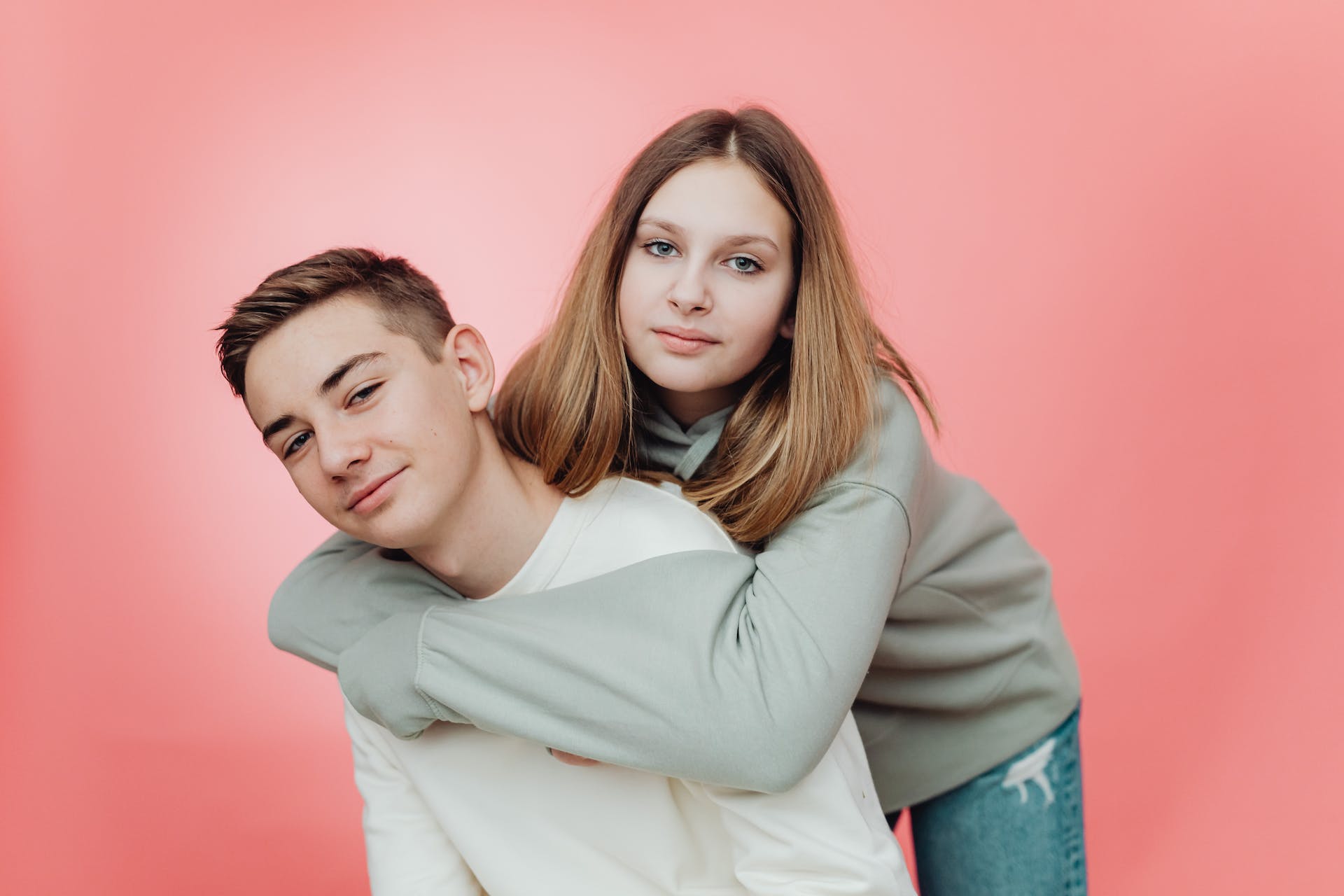 Dos adolescentes abrazándose | Foto: Pexels