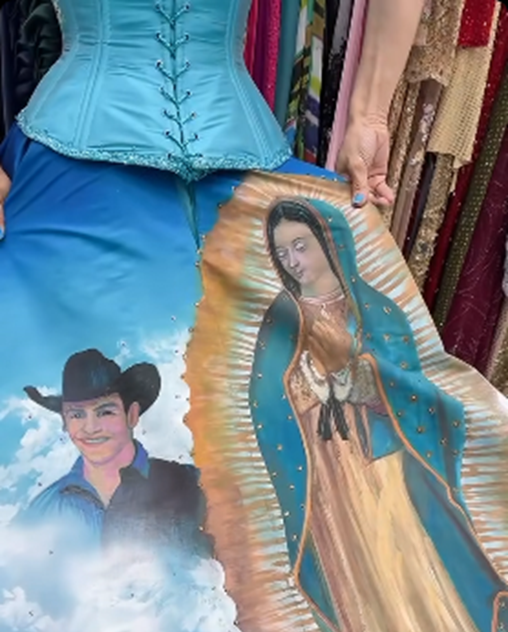 Maribel Guardia mostrando el vestido diseñado para su presentación ante la Virgen de Guadalupe | Fuente: Facebook/Maribel Guardia