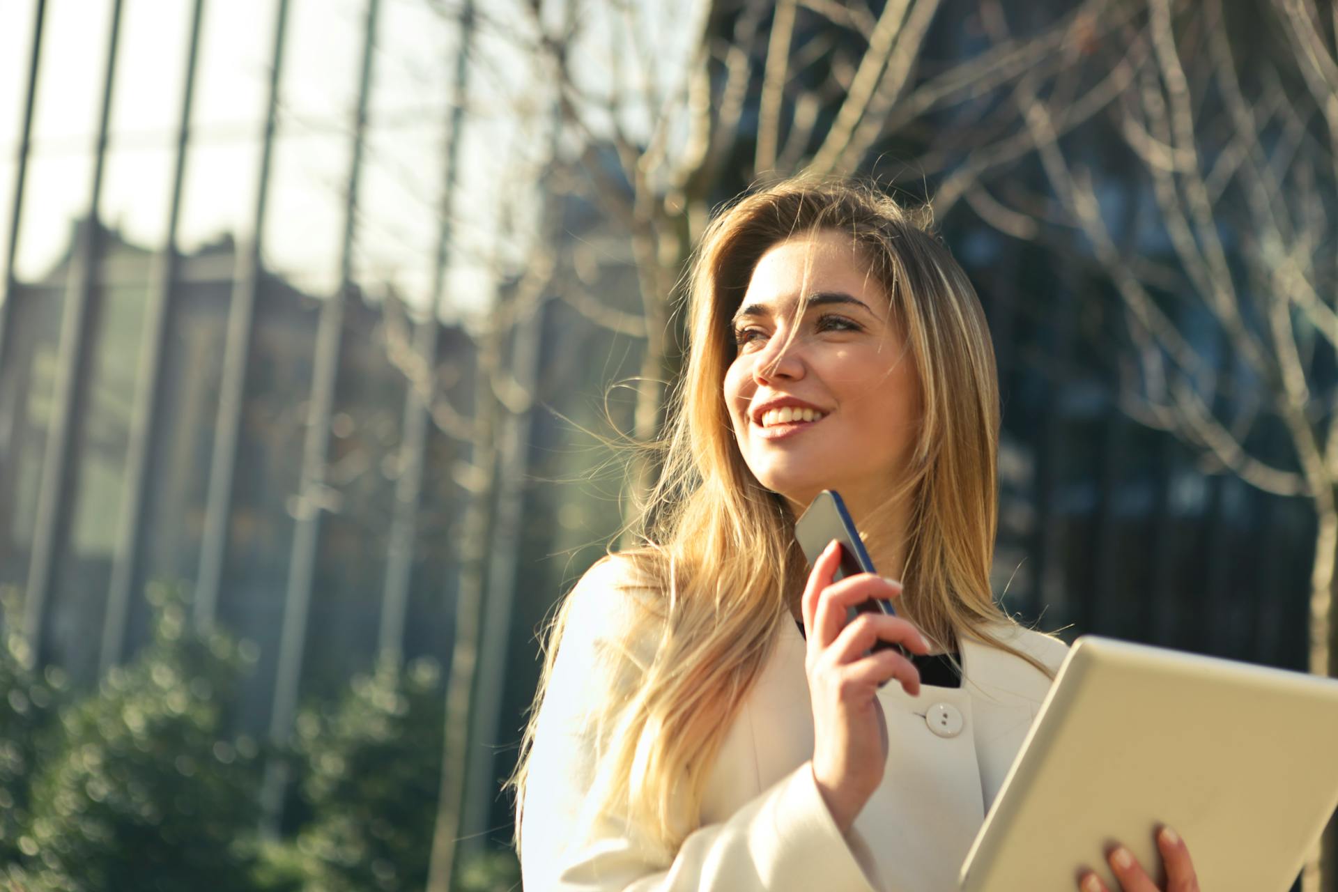 Una mujer con un teléfono en la mano | Foto: Pexels