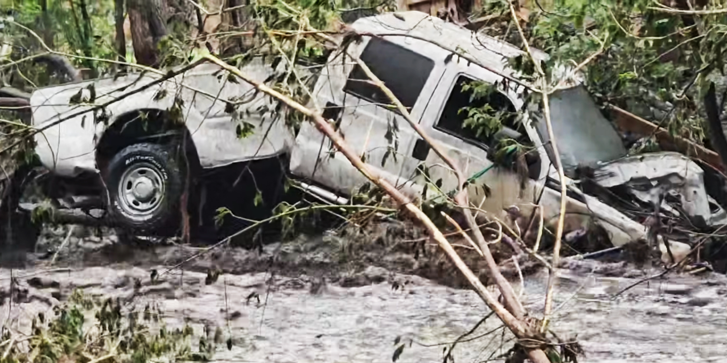 Un automóvil destrozado por las inundaciones | Facebook/jesus.figueroa.634937