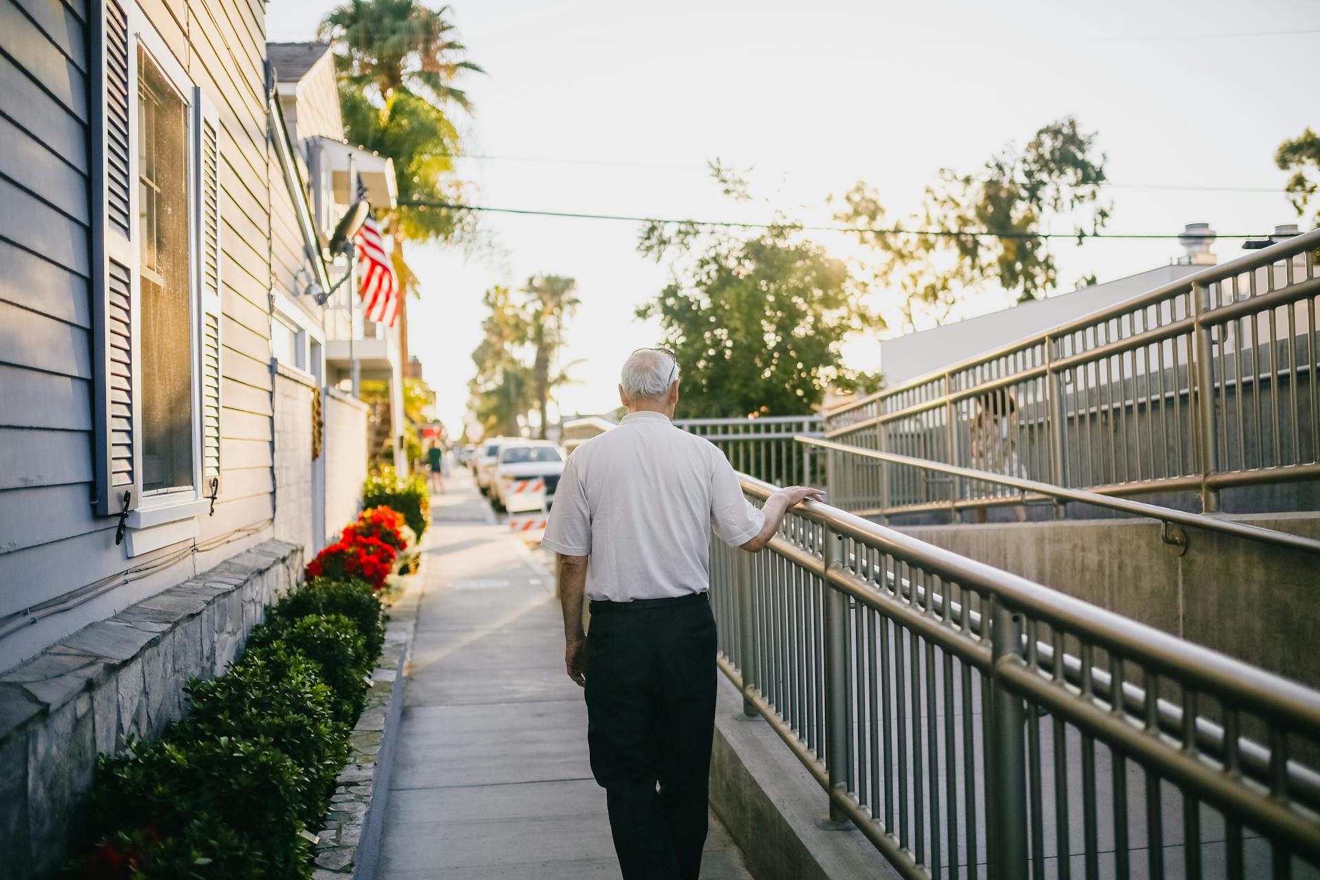 Un hombre caminando | Fuente: Pexels
