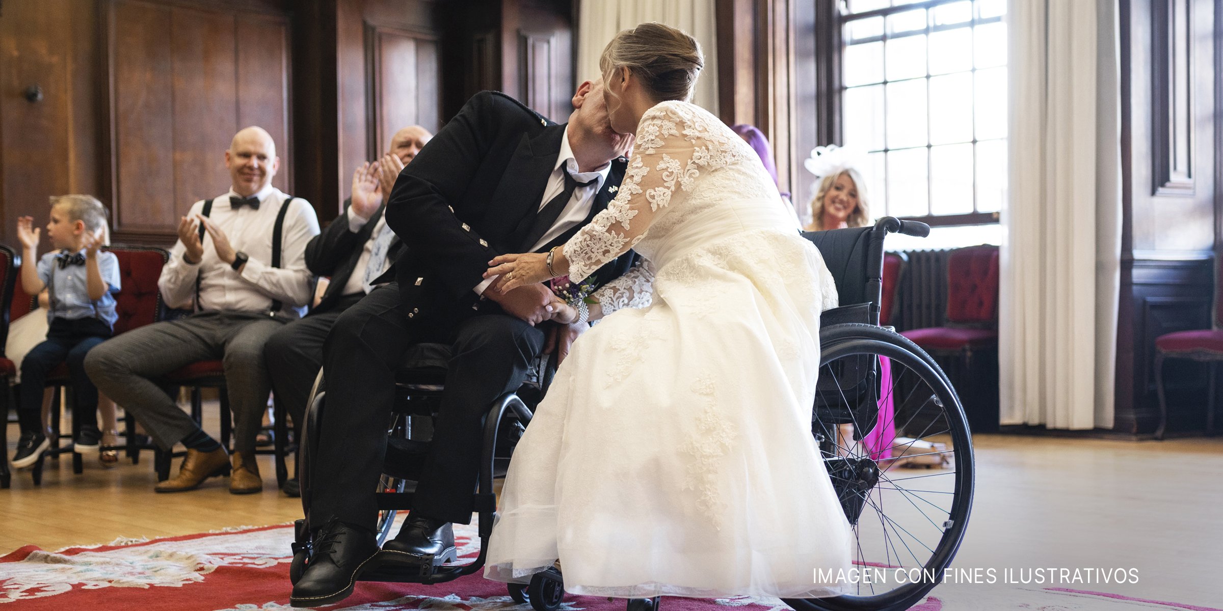 Un hombre y una mujer en sillas de ruedas. | Foto: Shutterstock