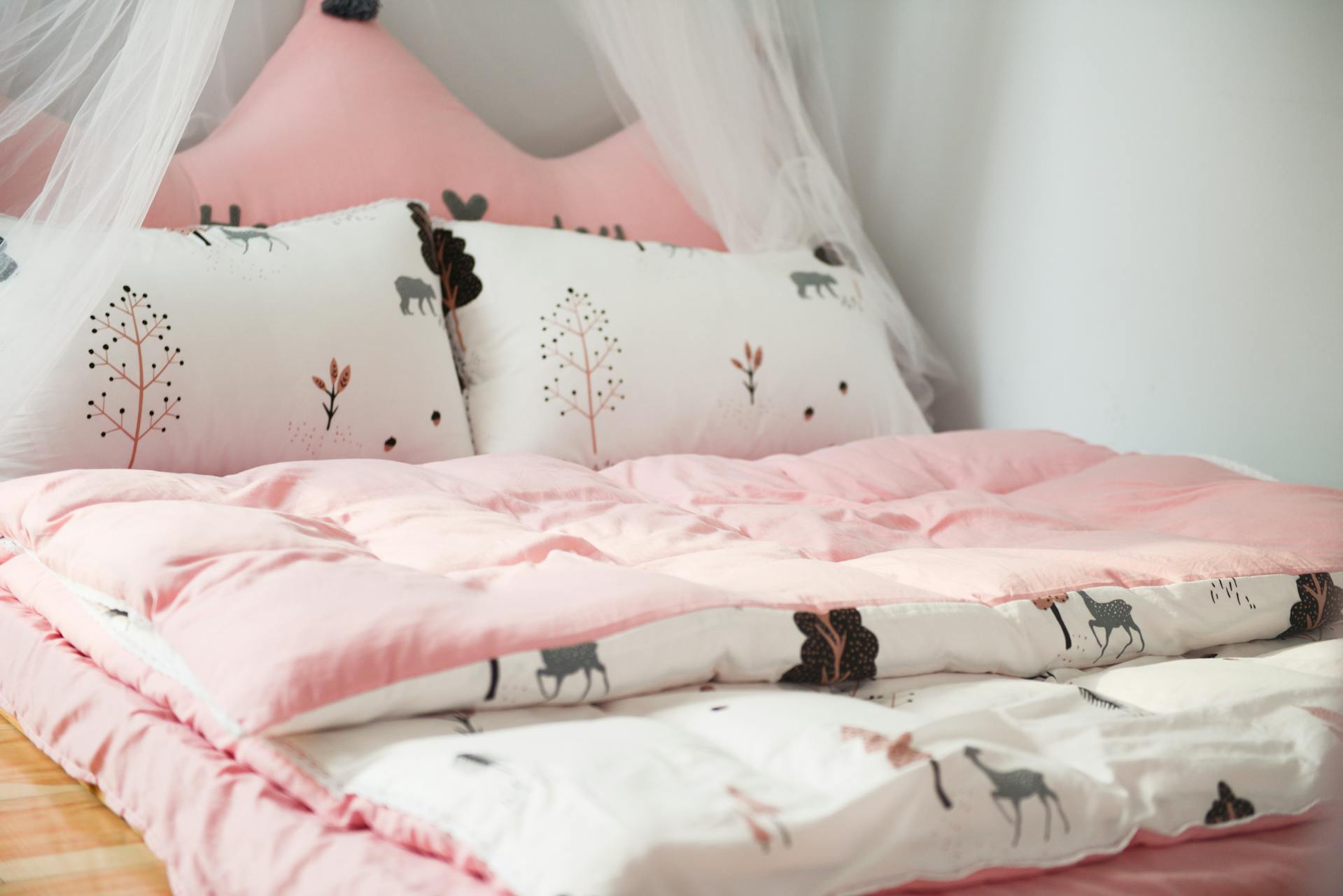 Cubrecamas estampados sobre una cama | Fuente: Pexels