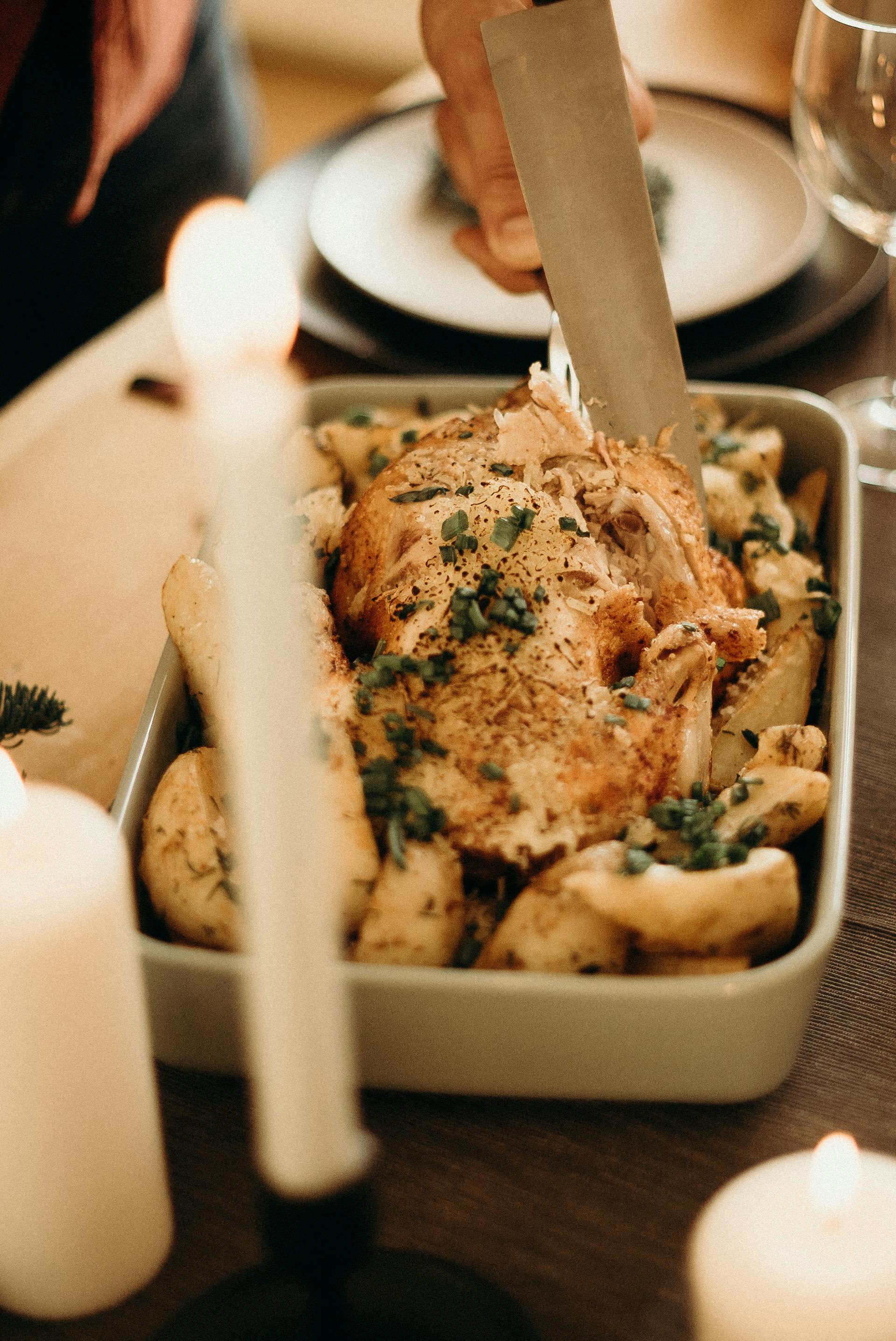 Pollo asado sobre una mesa | Fuente: Pexels