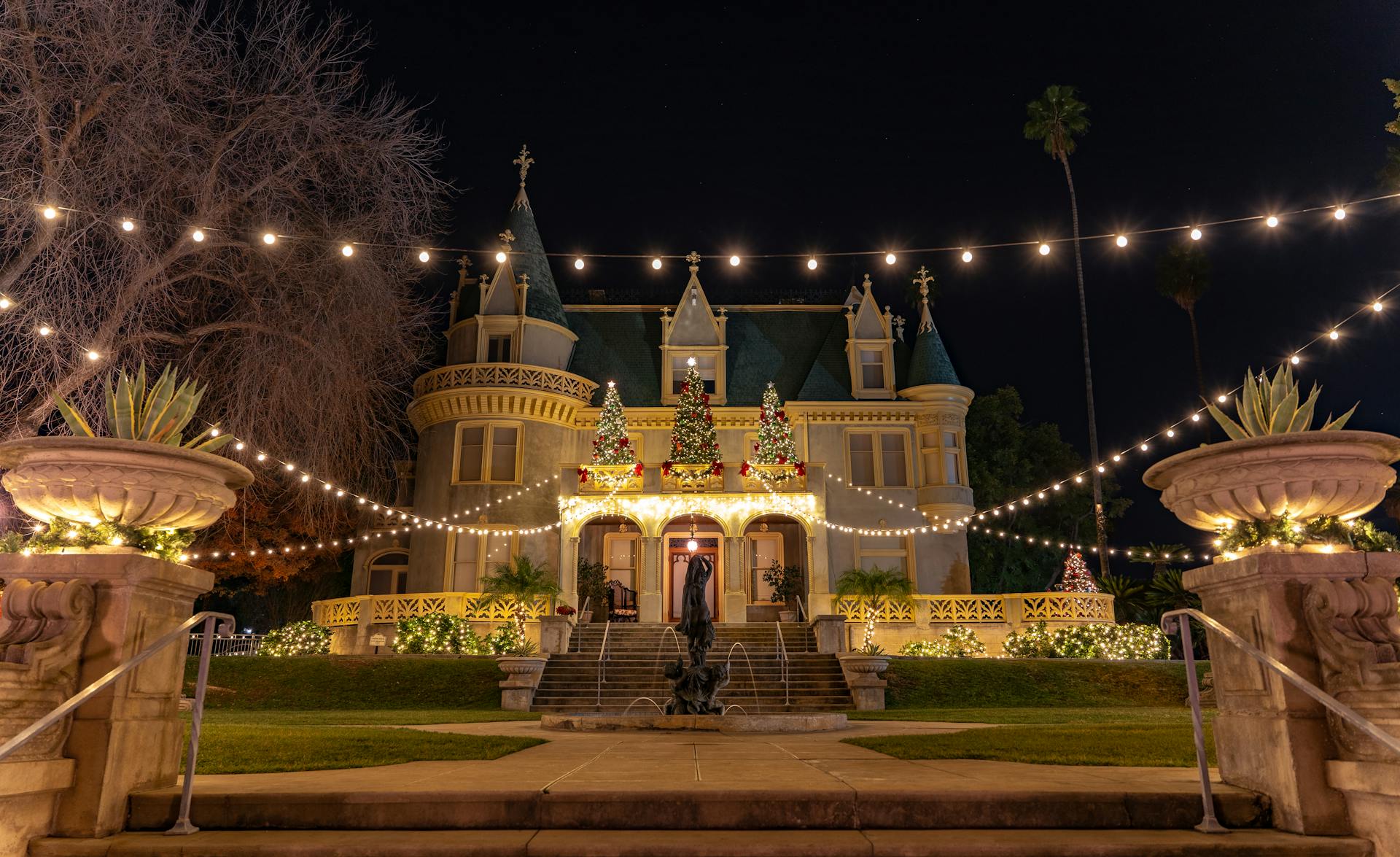 Una gran casa con adornos navideños en el exterior | Fuente: Pexels