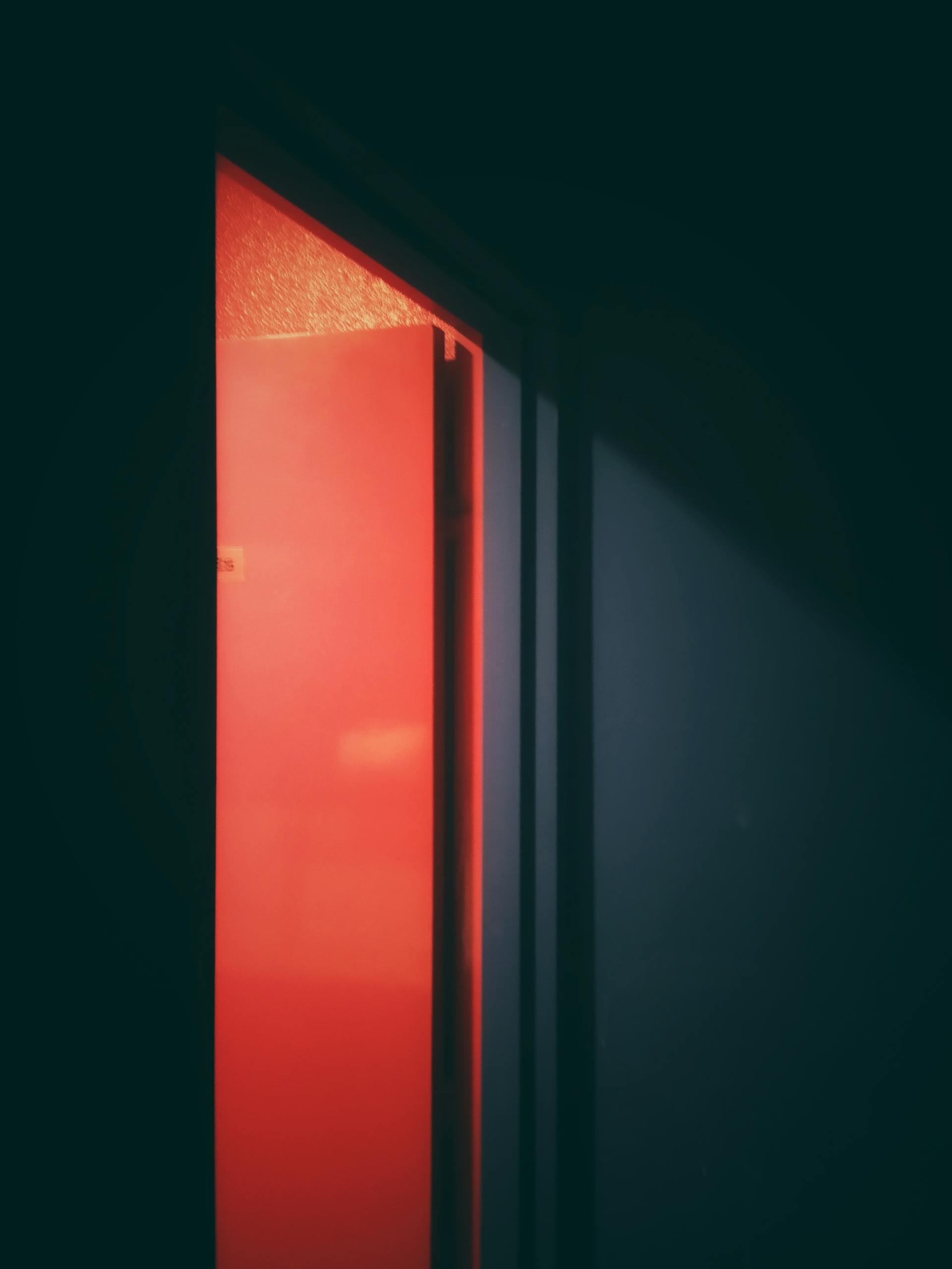 Una puerta que se abre | Fuente: Pexels