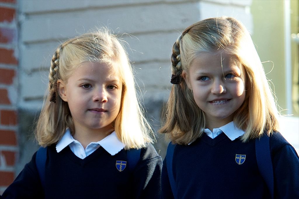 La Infanta Sofía de España y la Princesa Leonor de Españ llegan a la escuela "Santa María de los Rosales" el 14 de septiembre de 2012. | Foto: Getty Images