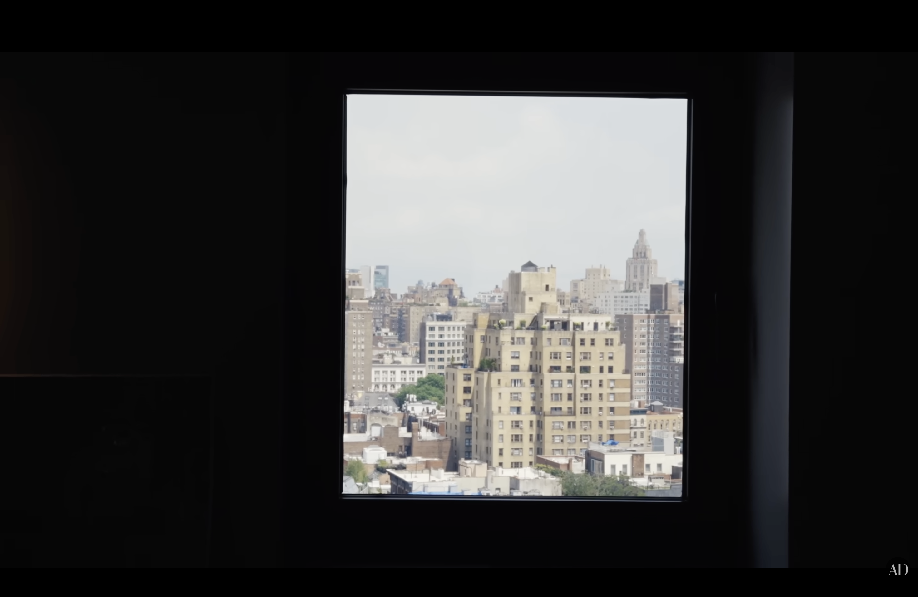 La magnífica vista de los edificios de Nueva York desde la ventana de Christopher Meloni | Fuente: YouTube/Architectural Digest