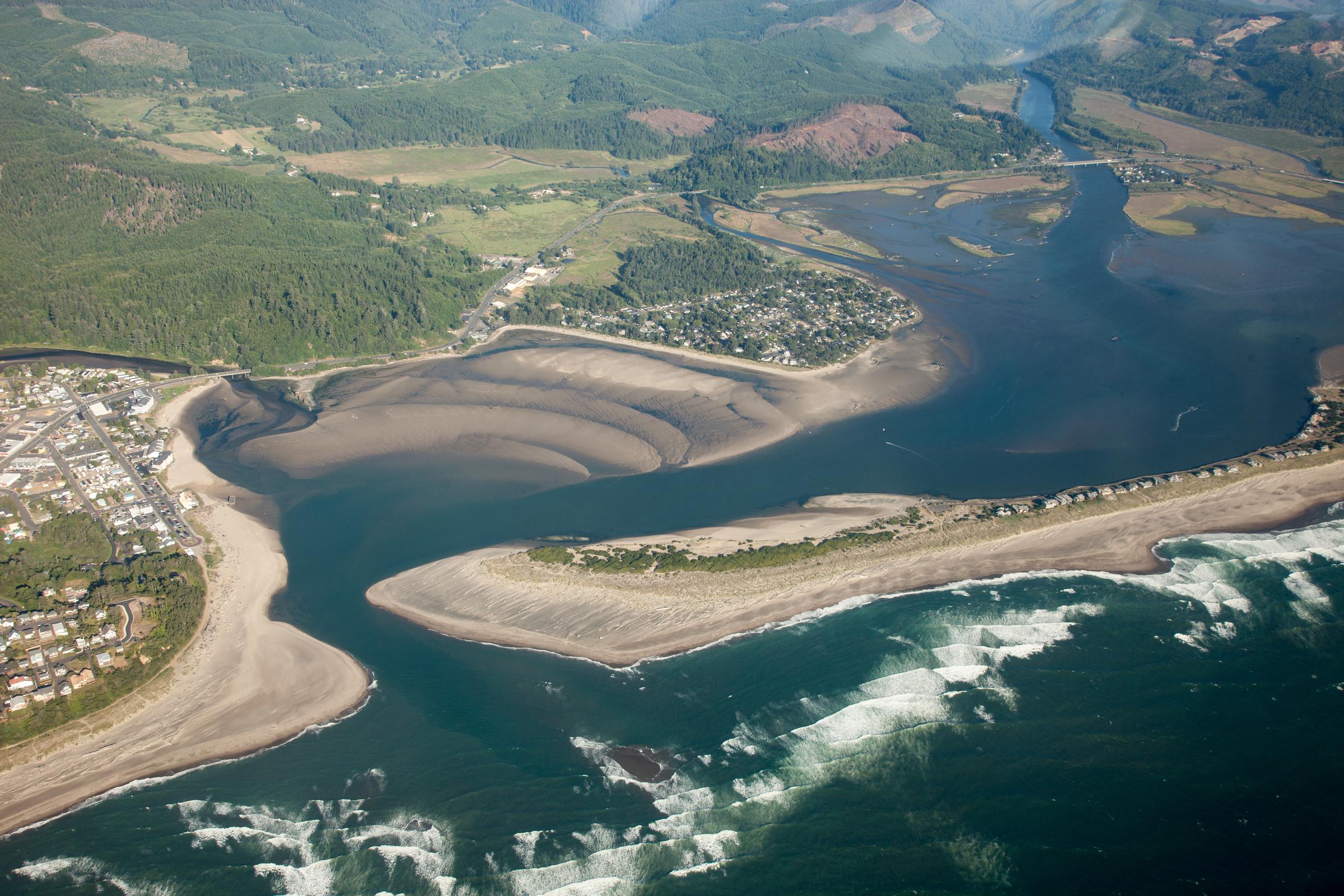 Vista aérea de lechos y dunas en el estuario de la bahía de Siletz, Oregón, con el río Siletz al fondo, el 23 de julio de 2010 | Fuente: Getty Images