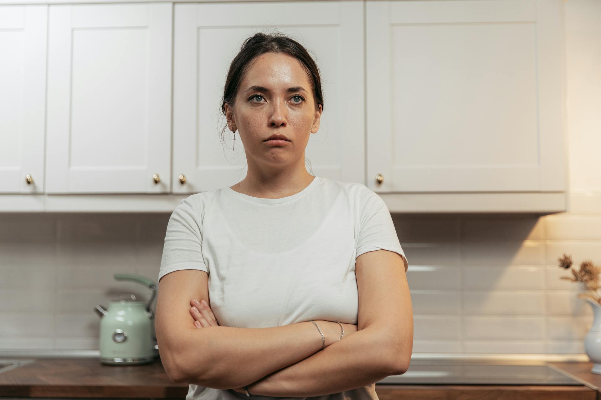 Una mujer de pie con los brazos cruzados | Fuente: Pexels