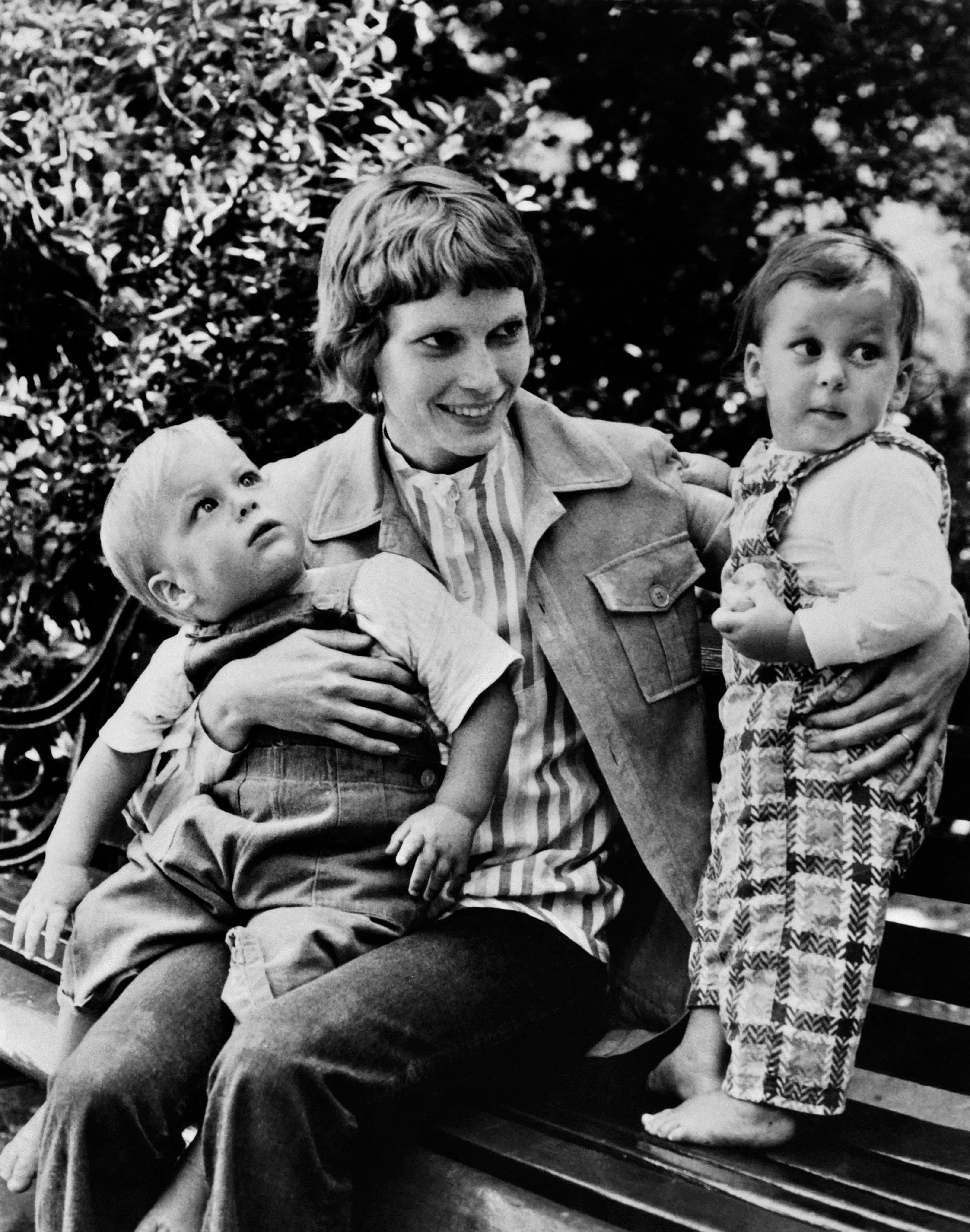 Mia Farrow y dos de sus hijos el 29 de septiembre de 1971. | Fuente: Getty Images