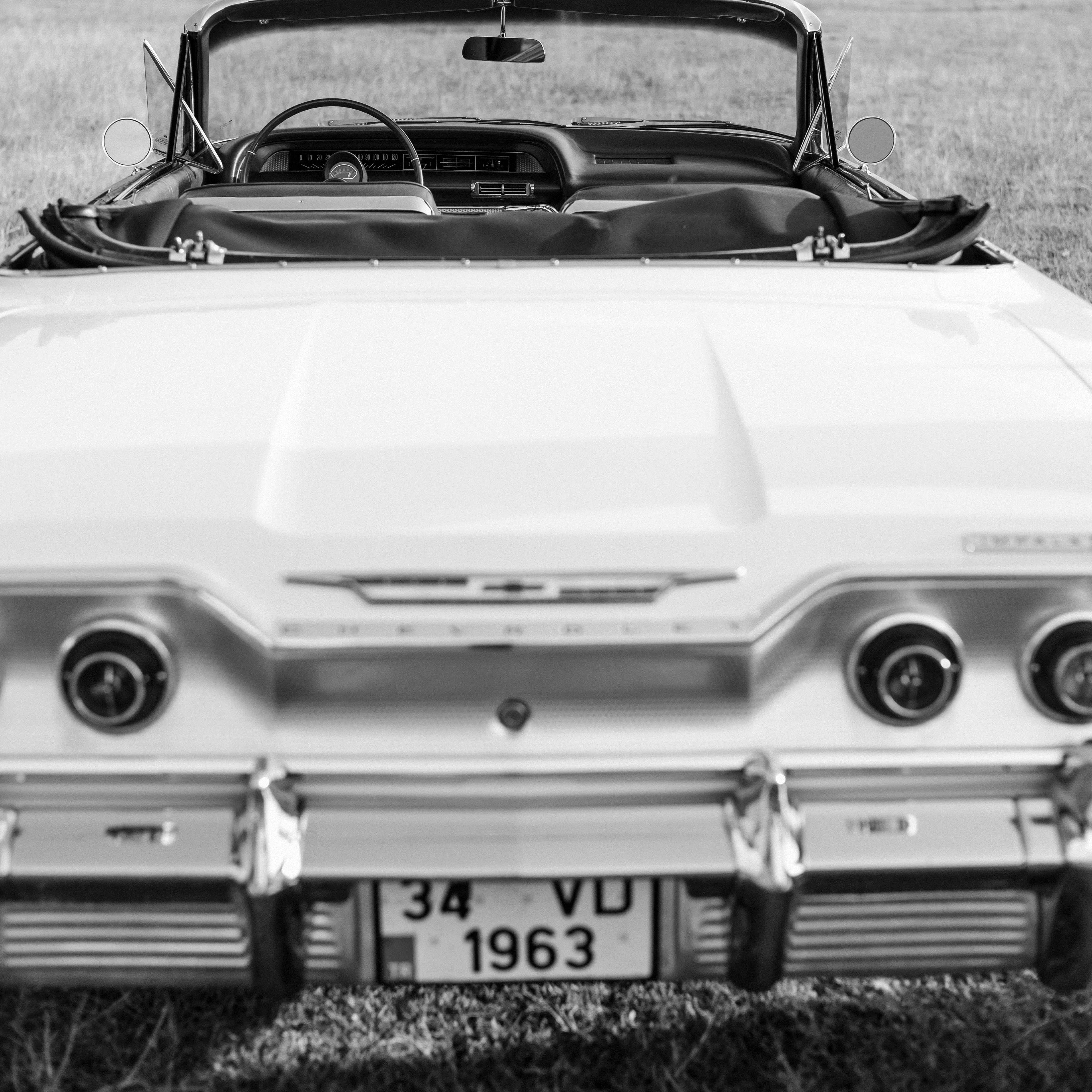 Vista trasera de un Chevy Impala | Fuente: Pexels