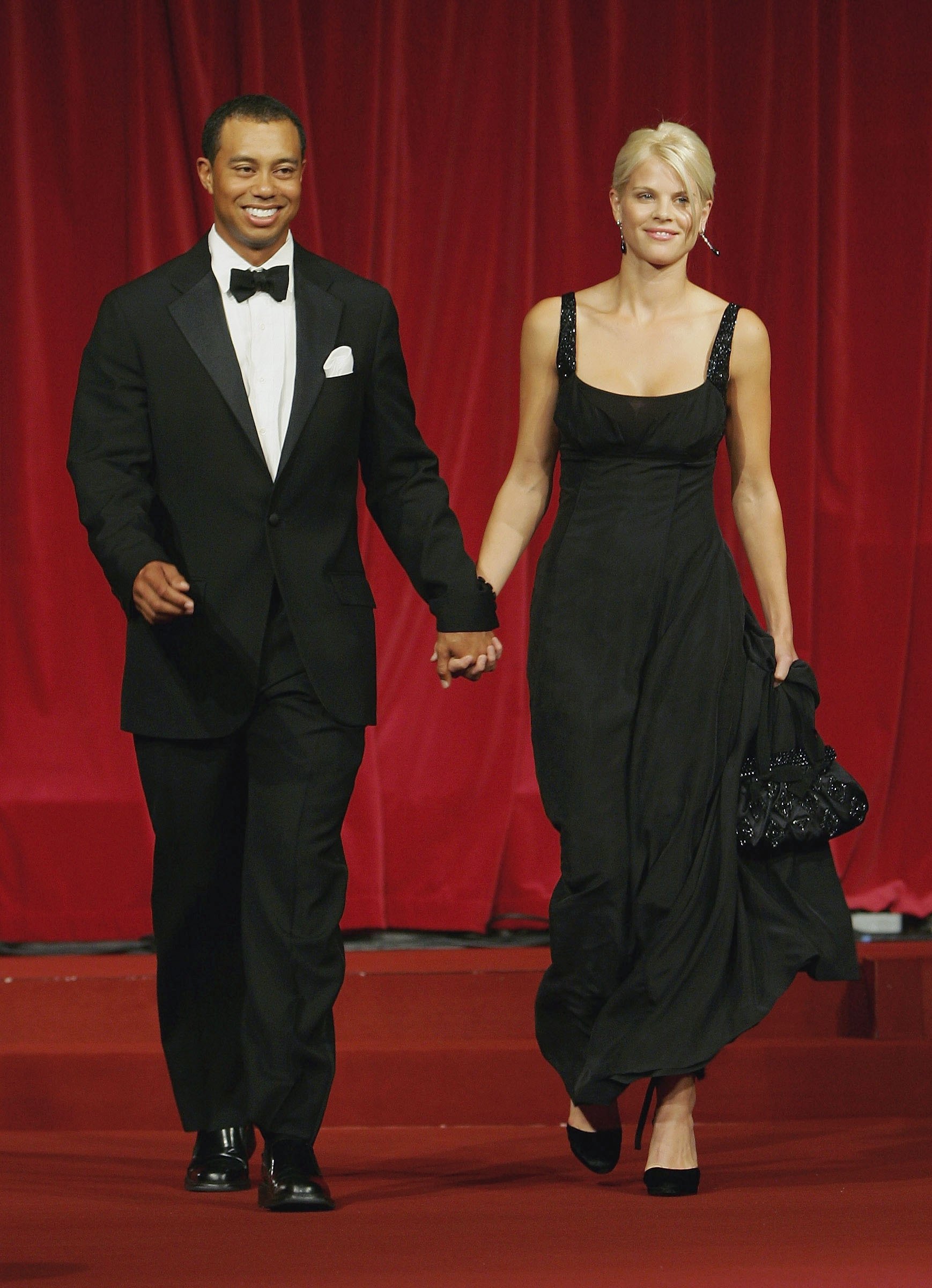 Tiger Woods y Elin Nordegren caminan por la pasarela durante la Cena de Gala de la Copa Ryder el 20 de septiembre de 2006 | Fuente: Getty Images