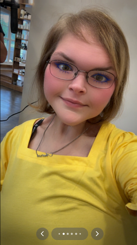 Tammy Slaton se hace un selfie sonriente con una blusa amarilla y gafas, de un vídeo publicado el 21 de julio de 2025 | Fuente: TikTok/tammy.l.slaton