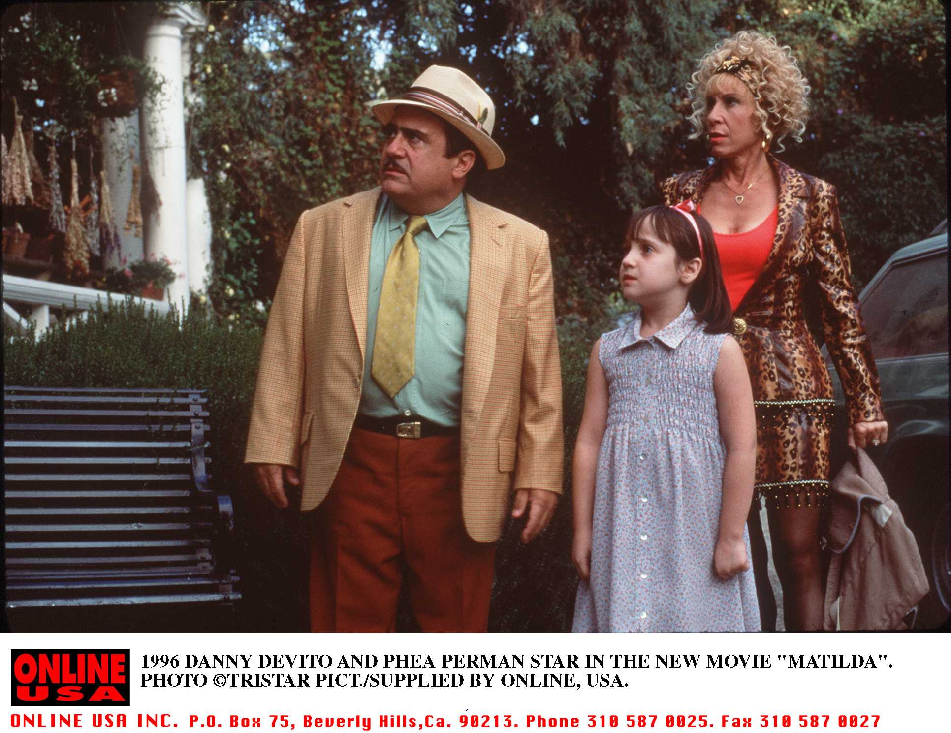 Danny DeVito y Rhea Perlman como los Wormwood, en el rodaje de "Matilda" en 1996 | Fuente: Getty Images