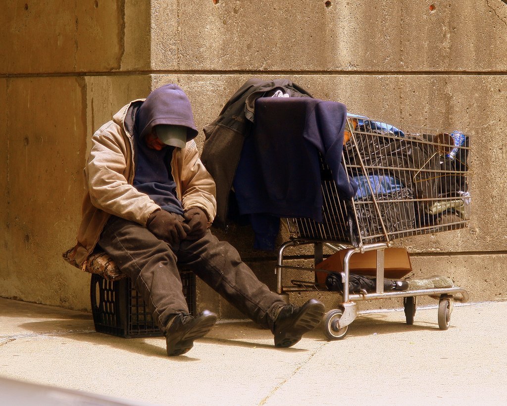Hombre sin hogar. | Foto: Wikimedia Commons