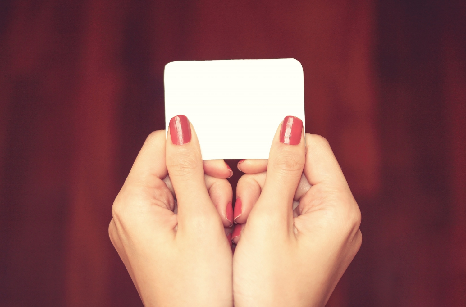 Primo piano di una donna che tiene in mano un pezzo di carta bianca semplice | Fonte: Freepik