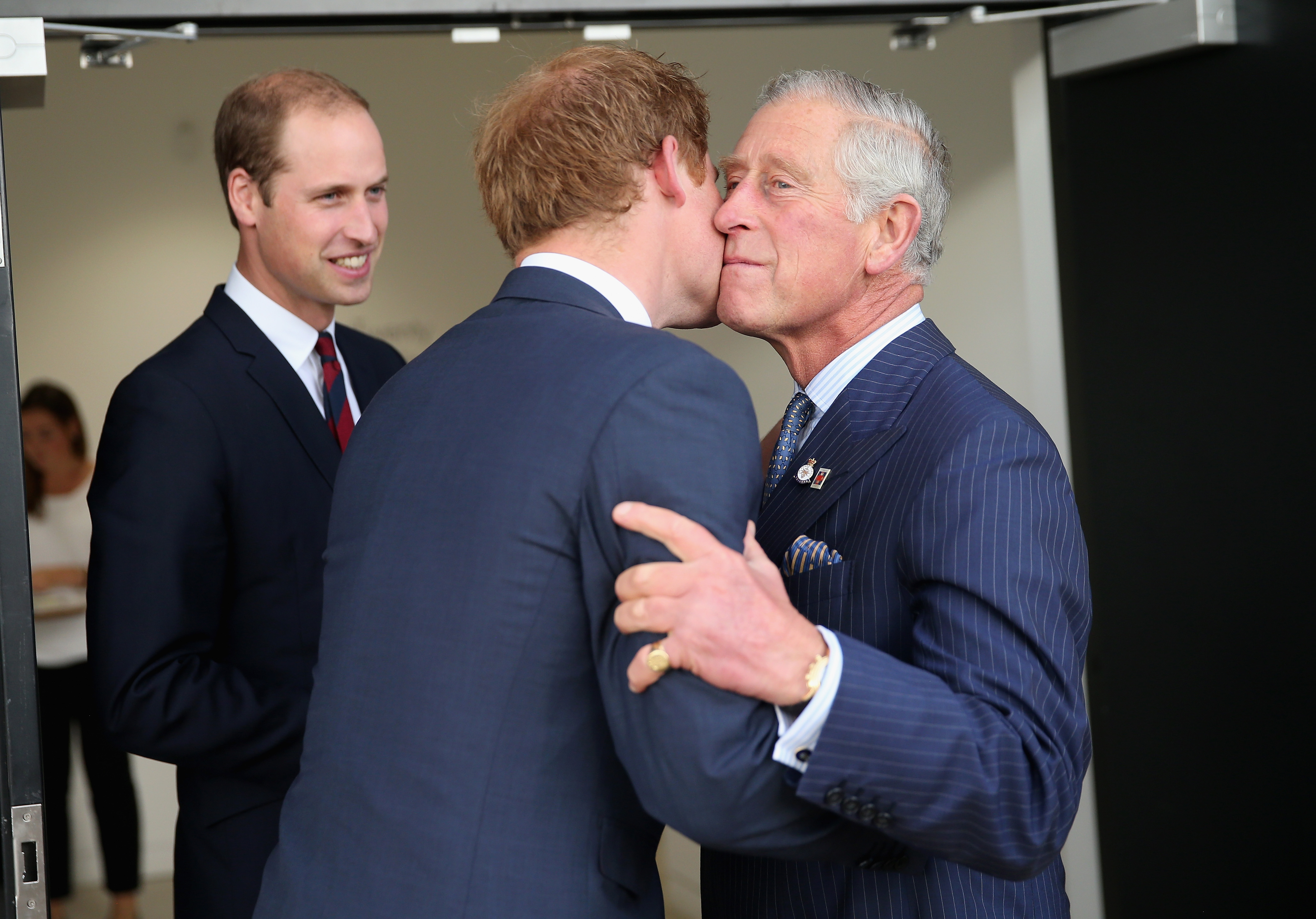 El rey Charles con sus hijos el príncipe Harry y el príncipe William durante la Ceremonia de Inauguración de los Juegos Invictus el 10 de septiembre de 2014 en Londres, Inglaterra | Fuente: Getty Images