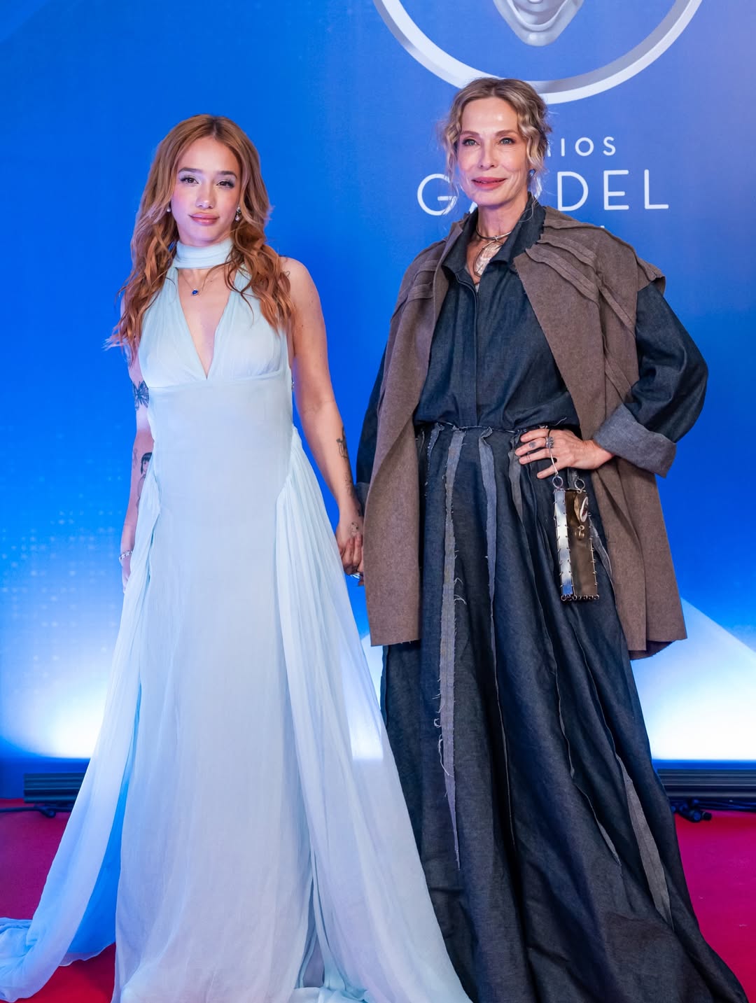 Ángela Torres y Gloria Carrá en la alfombra roja de los Premios Gardel 2026 | Fuente: Instagram/revistacaras