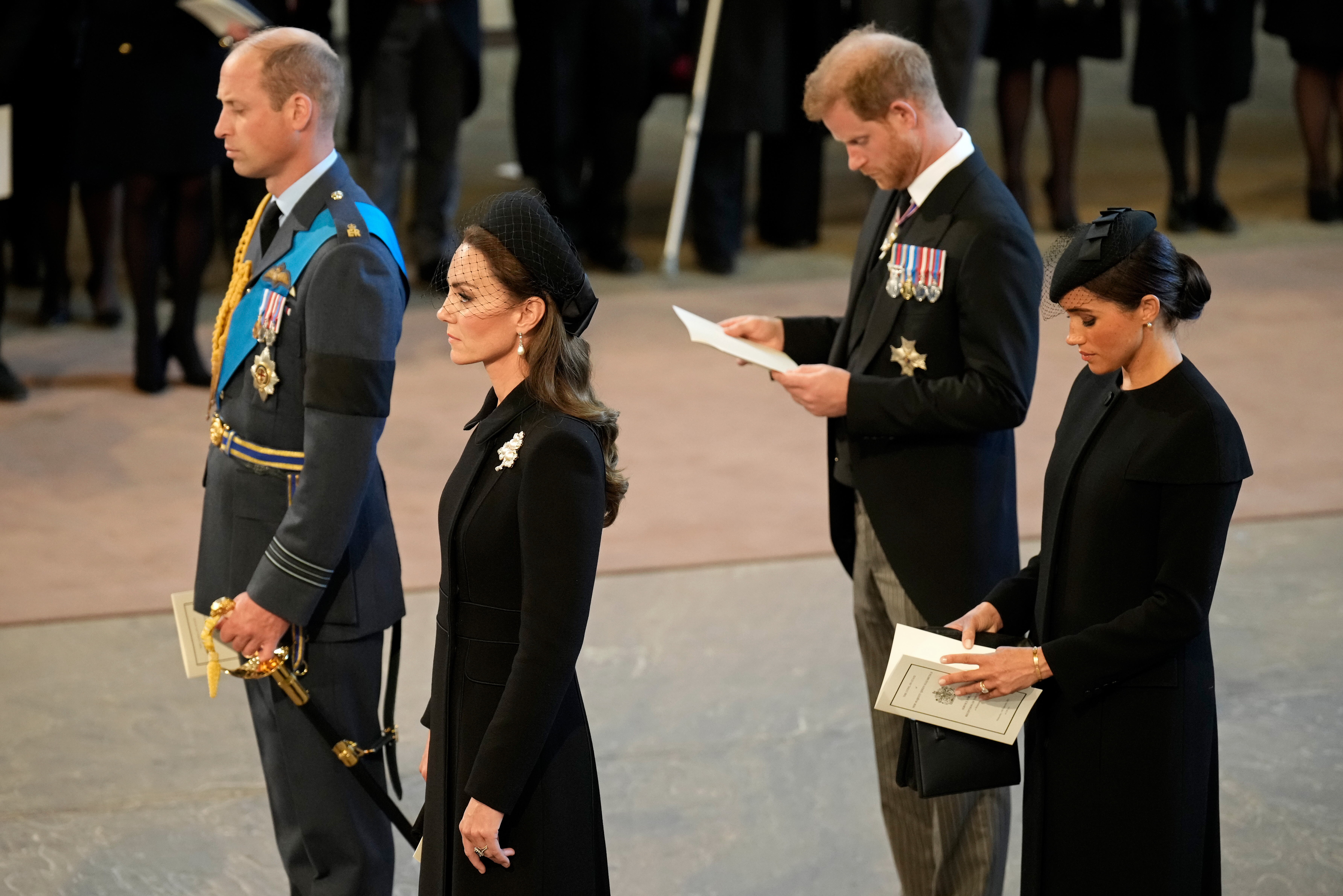 El príncipe William, la princesa Catherine, Meghan Markle y el príncipe Harry en el Lying-in State of Queen Elizabeth II el 14 de septiembre de 2022 en Londres, Inglaterra | Foto: Getty Images