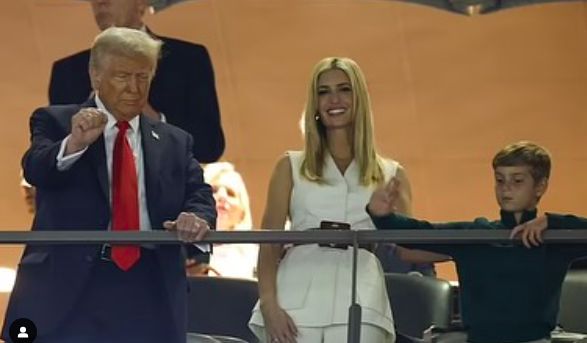 Donald e Ivanka Trump con Theodore Kushner saludando, sonriendo e interactuando con los espectadores desde las gradas. | Fuente: Instagram/ivankatrump