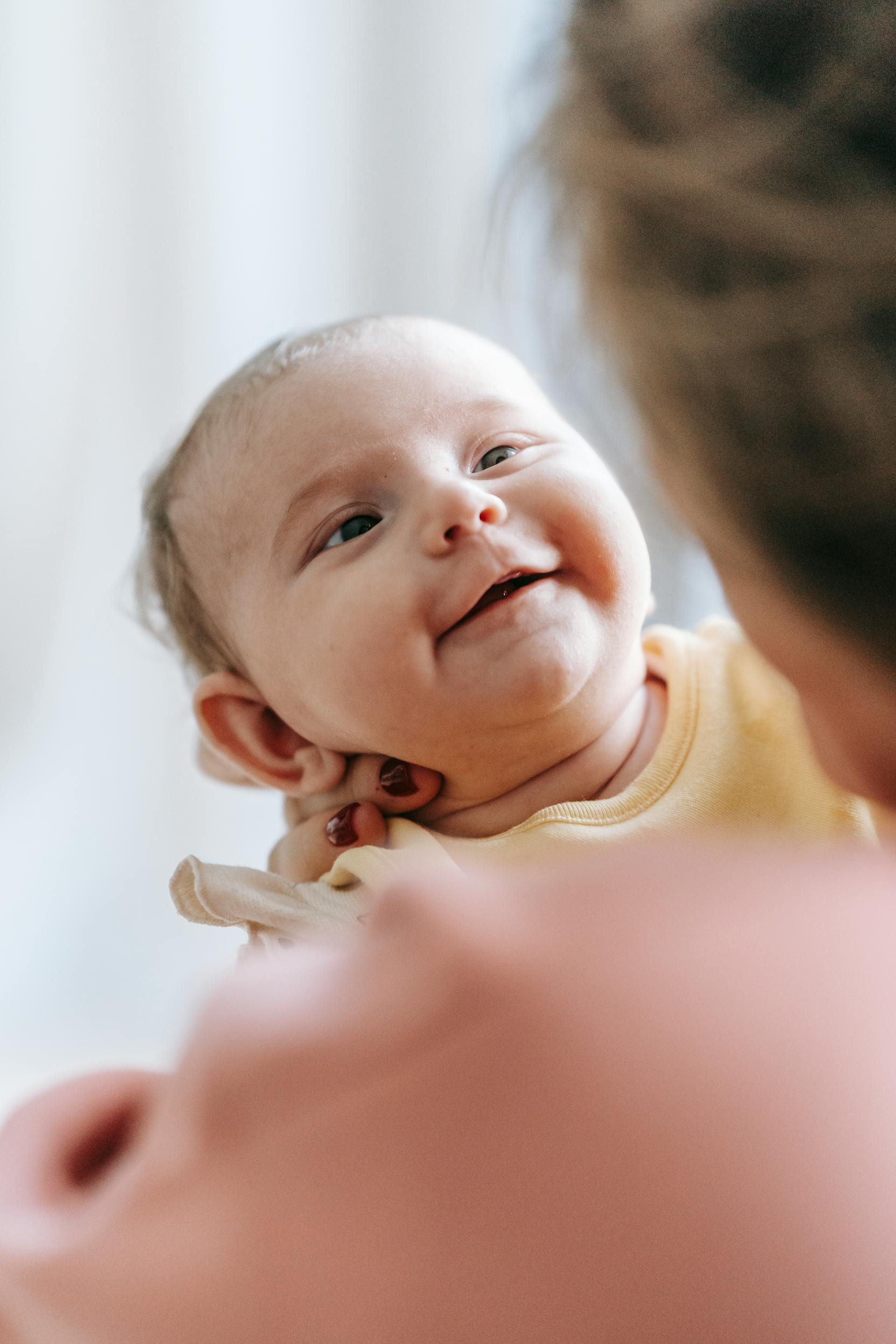 Una mujer con su bebé en brazos | Fuente: Pexels