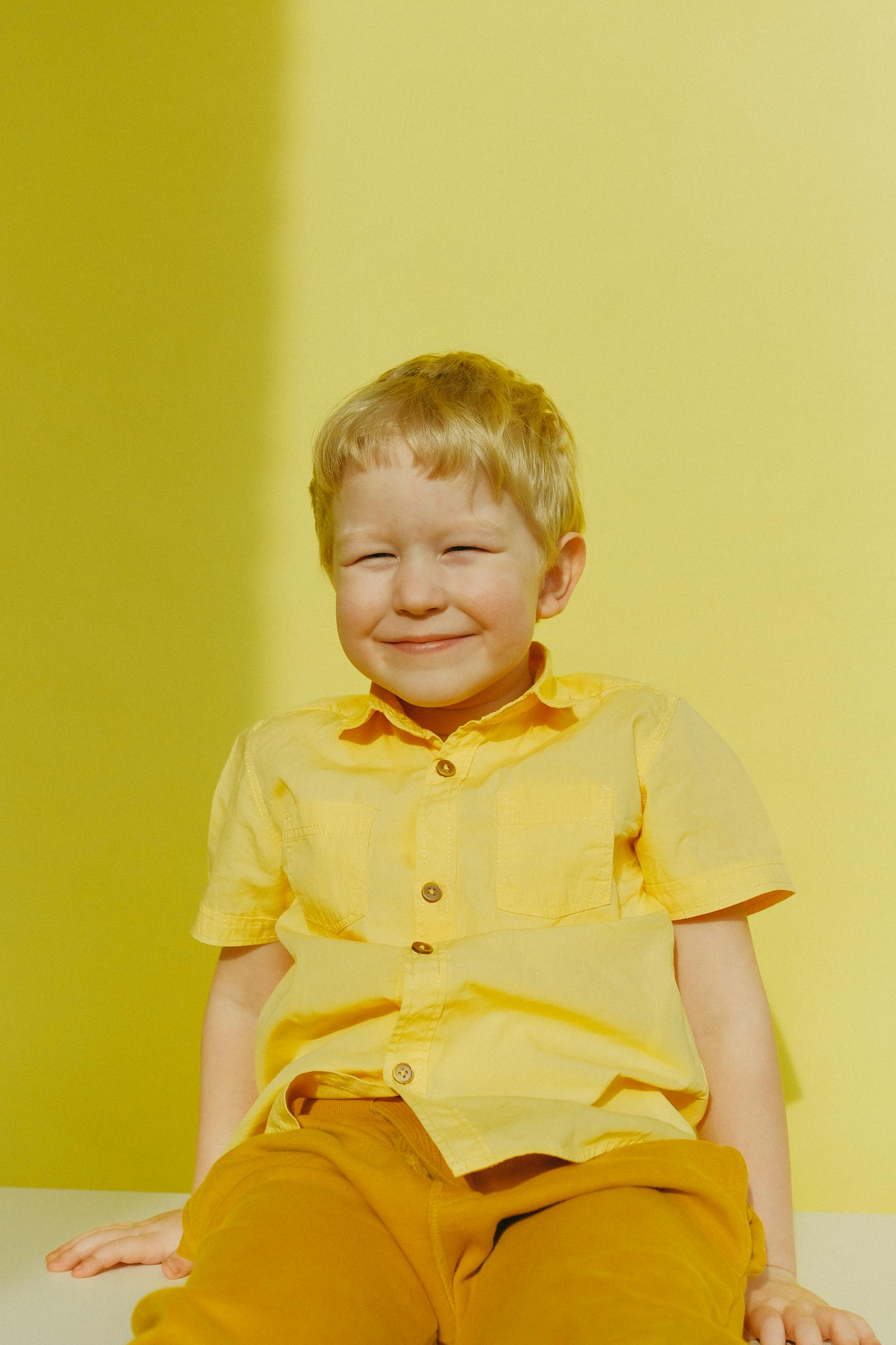 Un niño feliz sonriendo | Fuente: Pexels