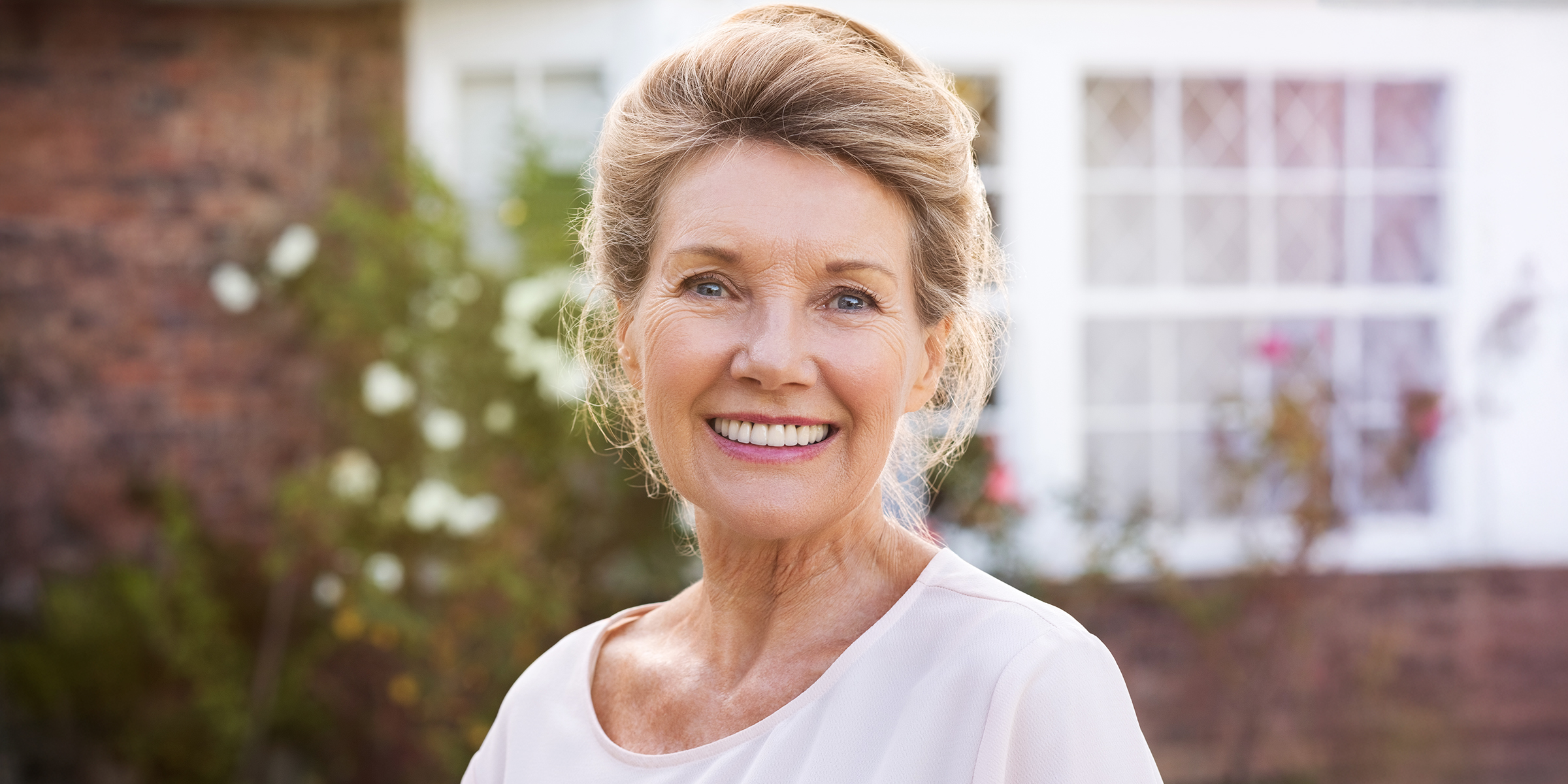 Una mujer mayor sonriente | Fuente: Shutterstock