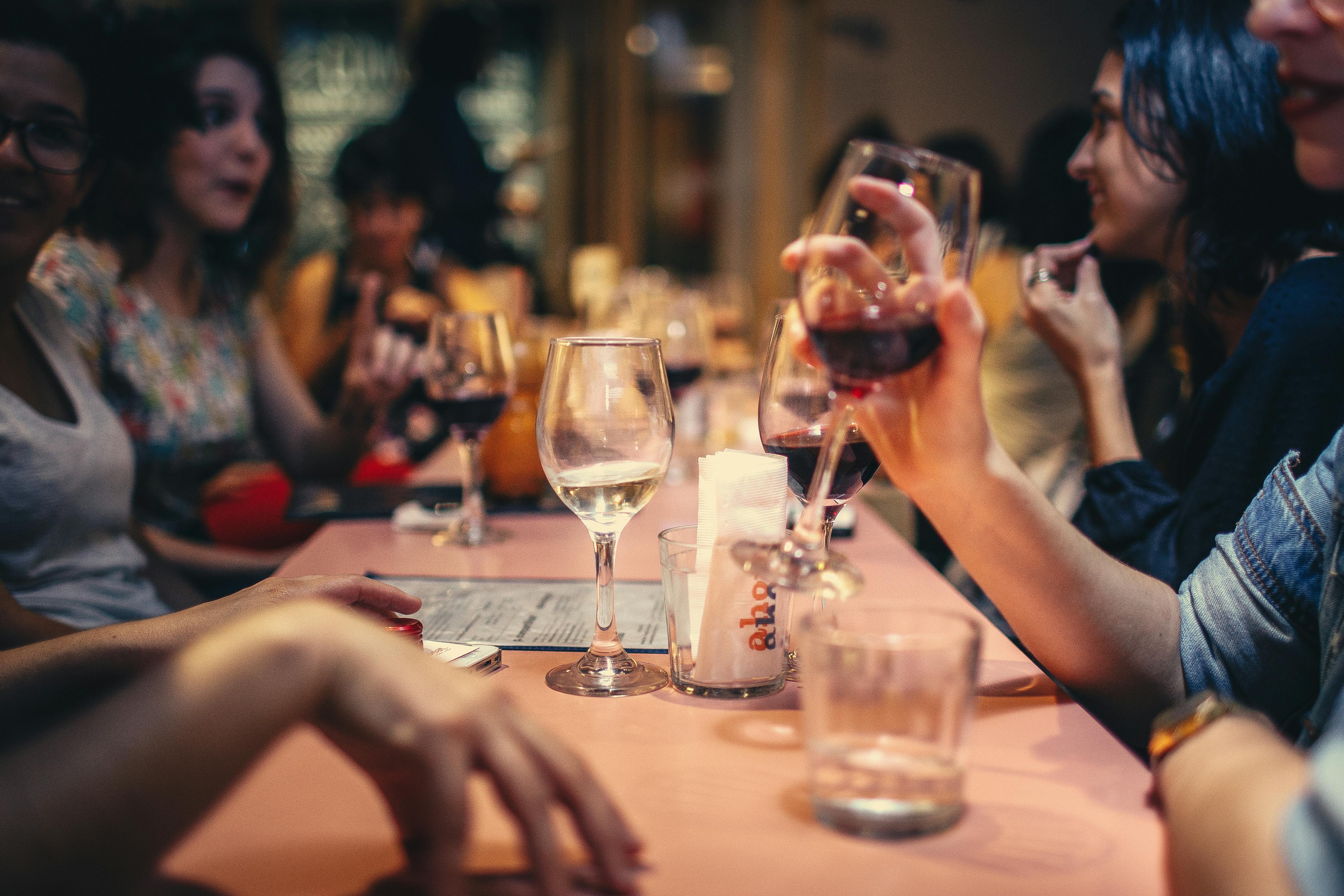 Un grupo de personas tomando unas copas en un restaurante | Foto: Pexels