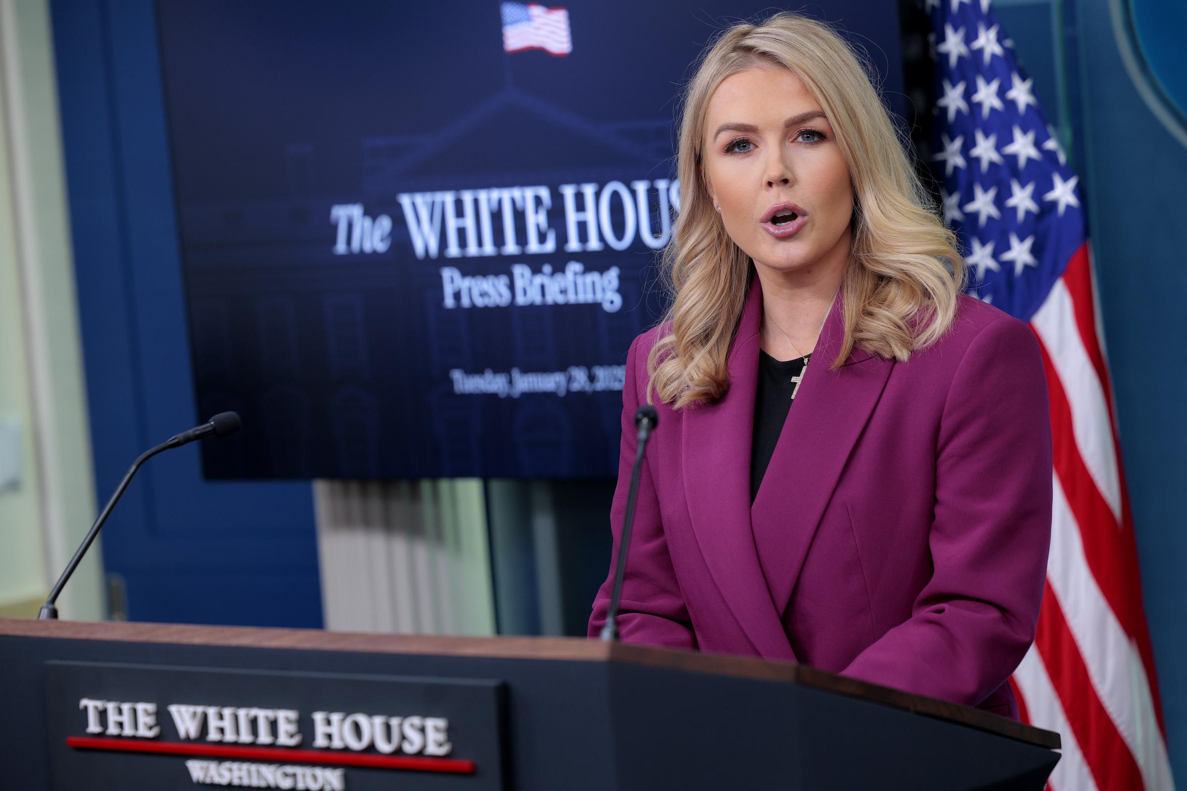 La secretaria de Prensa de la Casa Blanca, Karoline Leavitt, celebra su primera rueda de prensa informativa sobre el segundo mandato de Donald Trump en Washington, D.C., el 28 de enero de 2025. | Fuente: Getty Images