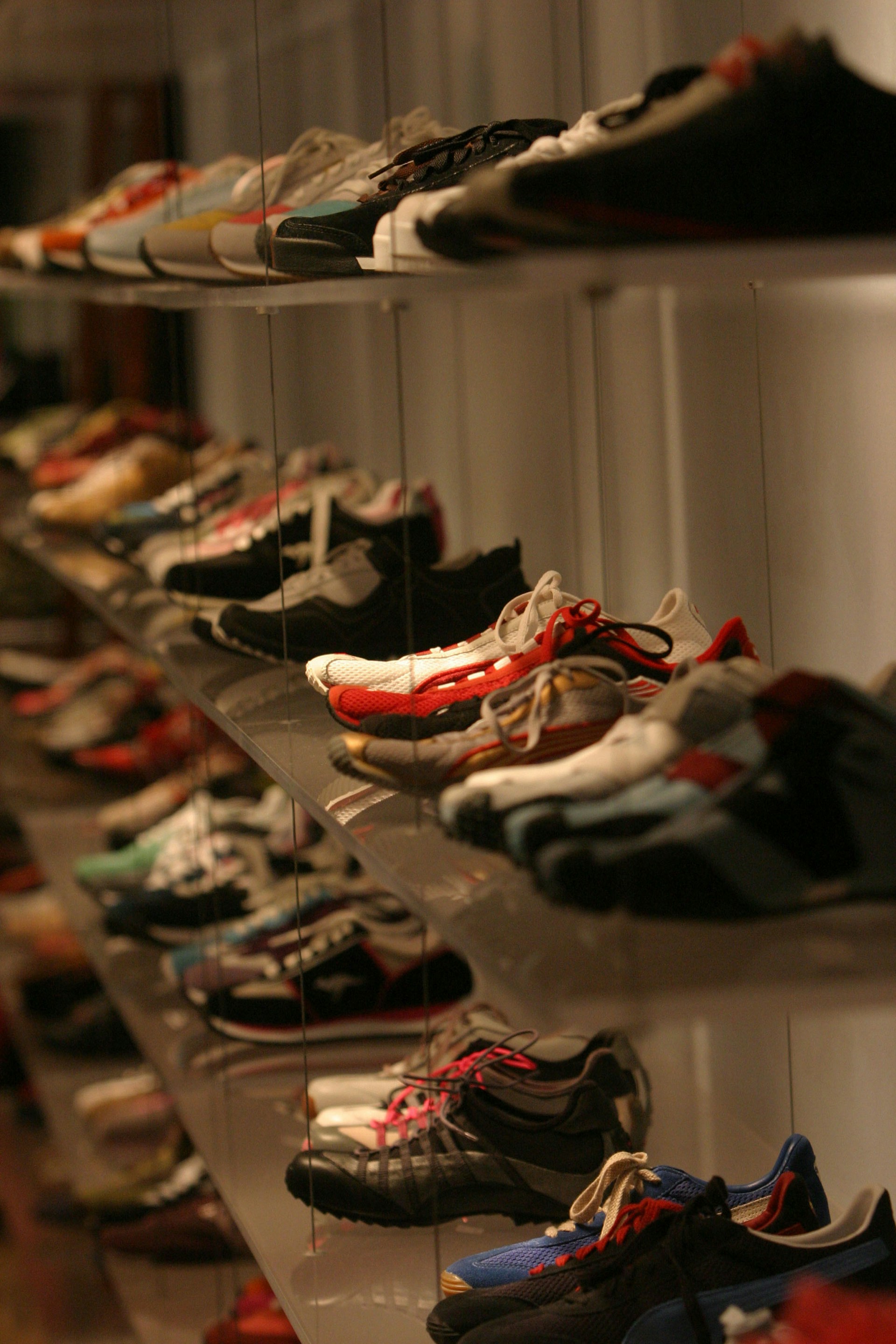 Una colección de zapatos en un perchero | Fuente: Unsplash