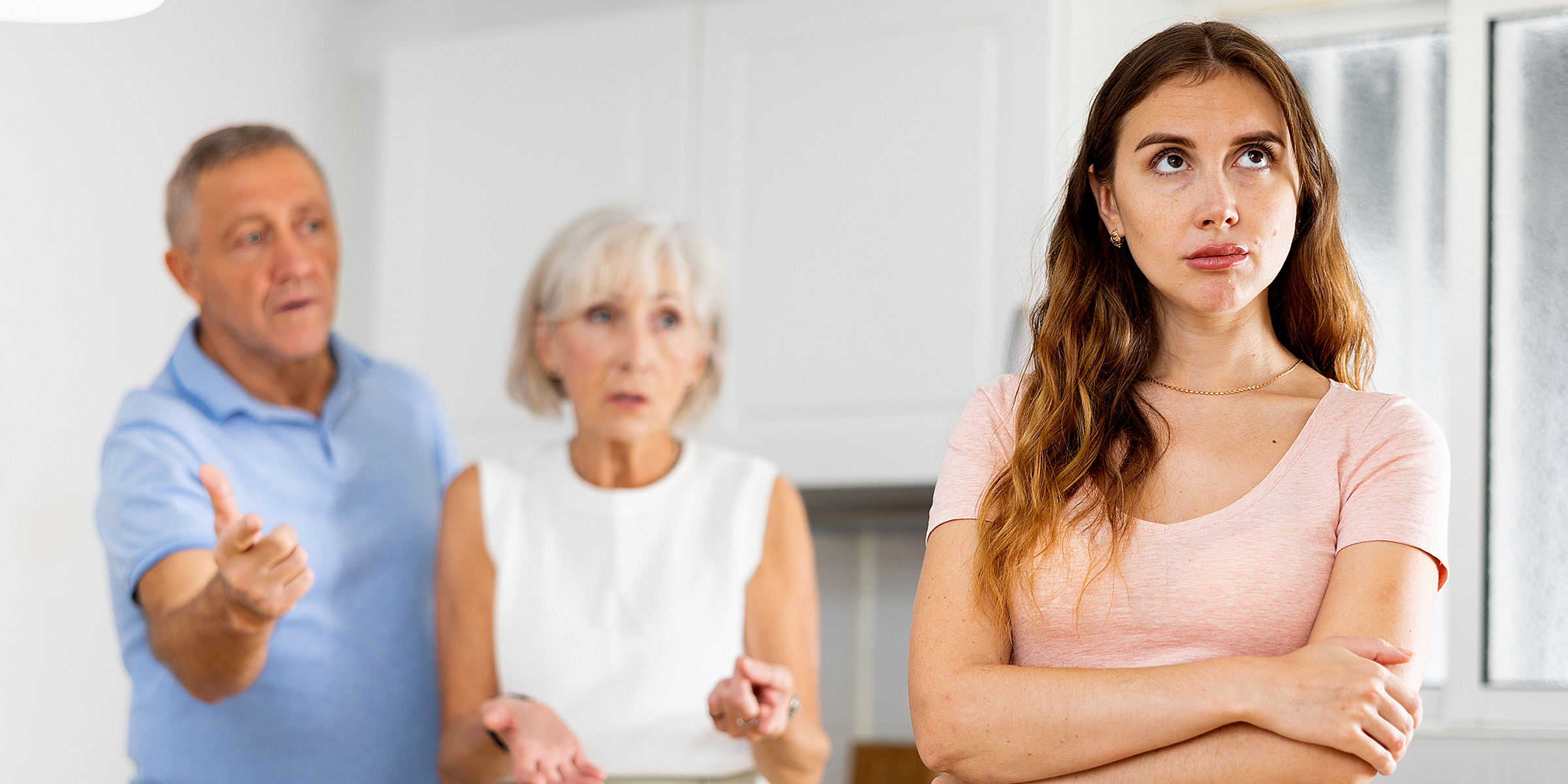 Una pareja de ancianos hablando con su hija pequeña | Fuente: Shutterstock