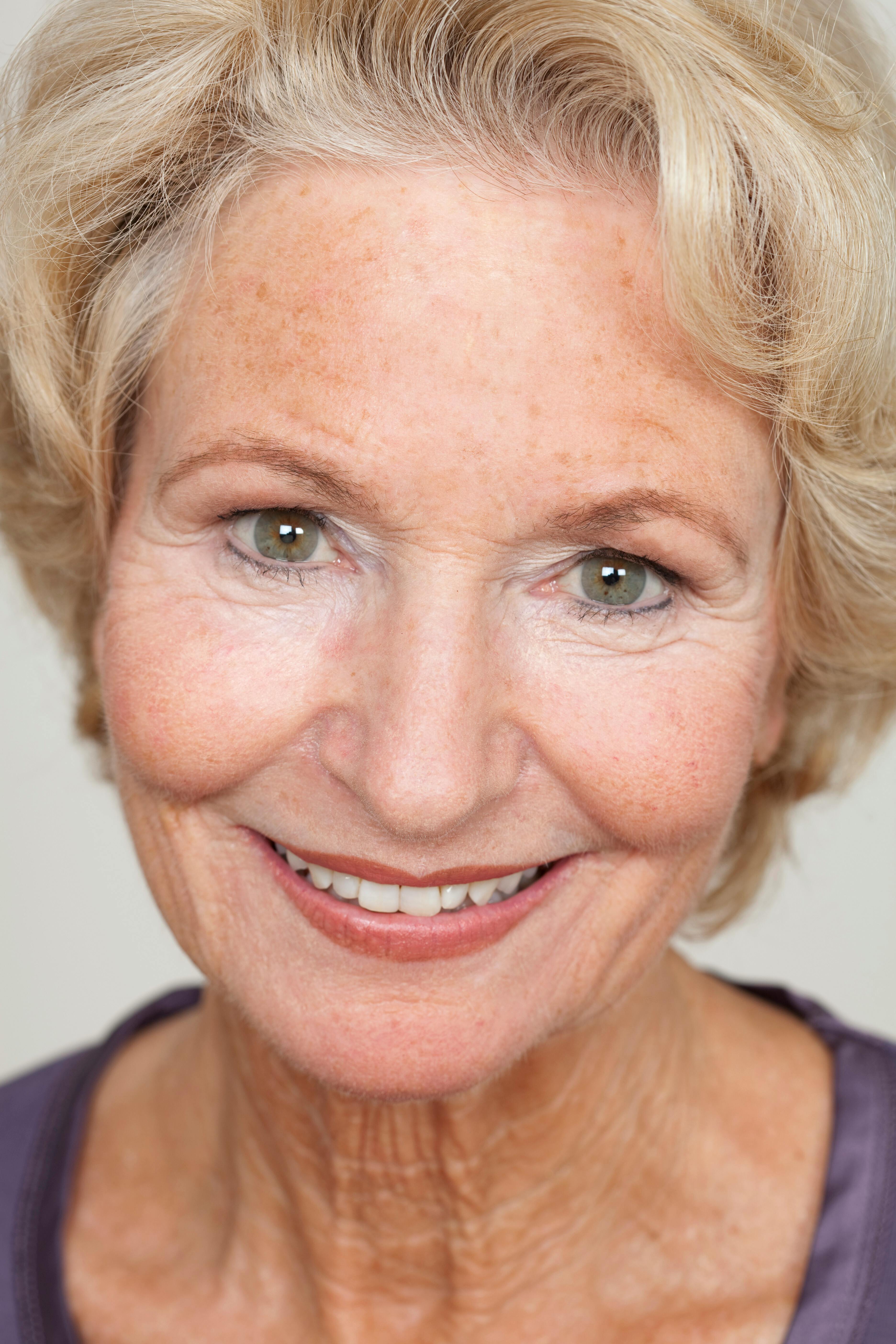 Una mujer mayor feliz sonriendo | Foto: Pexels