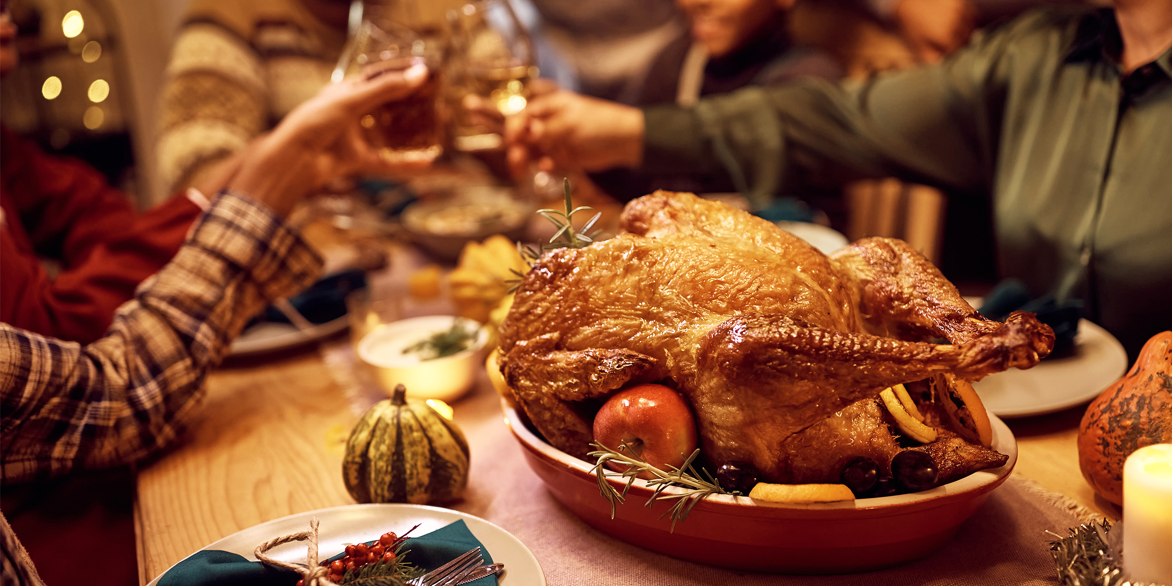 Una familia en una mesa | Fuente: Getty Images