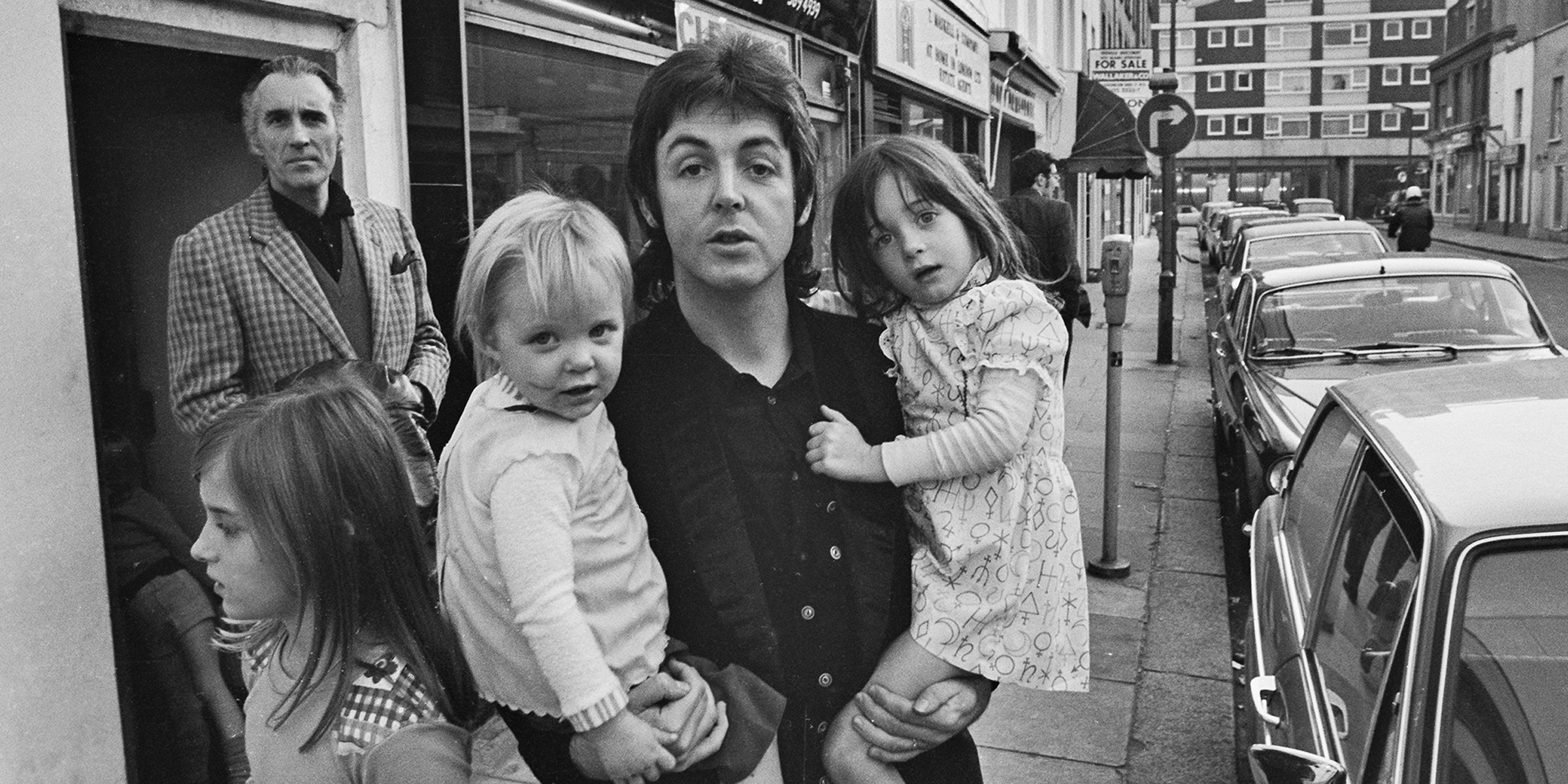 Paul McCartney con sus hijas Heather, Mary y Stella McCartney | Foto: Getty Images