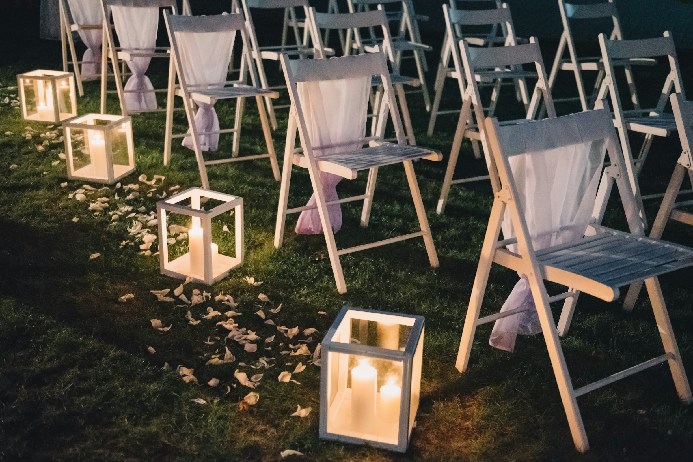 Sillas vacías junto al pasillo de una boda | Fuente: Unsplash