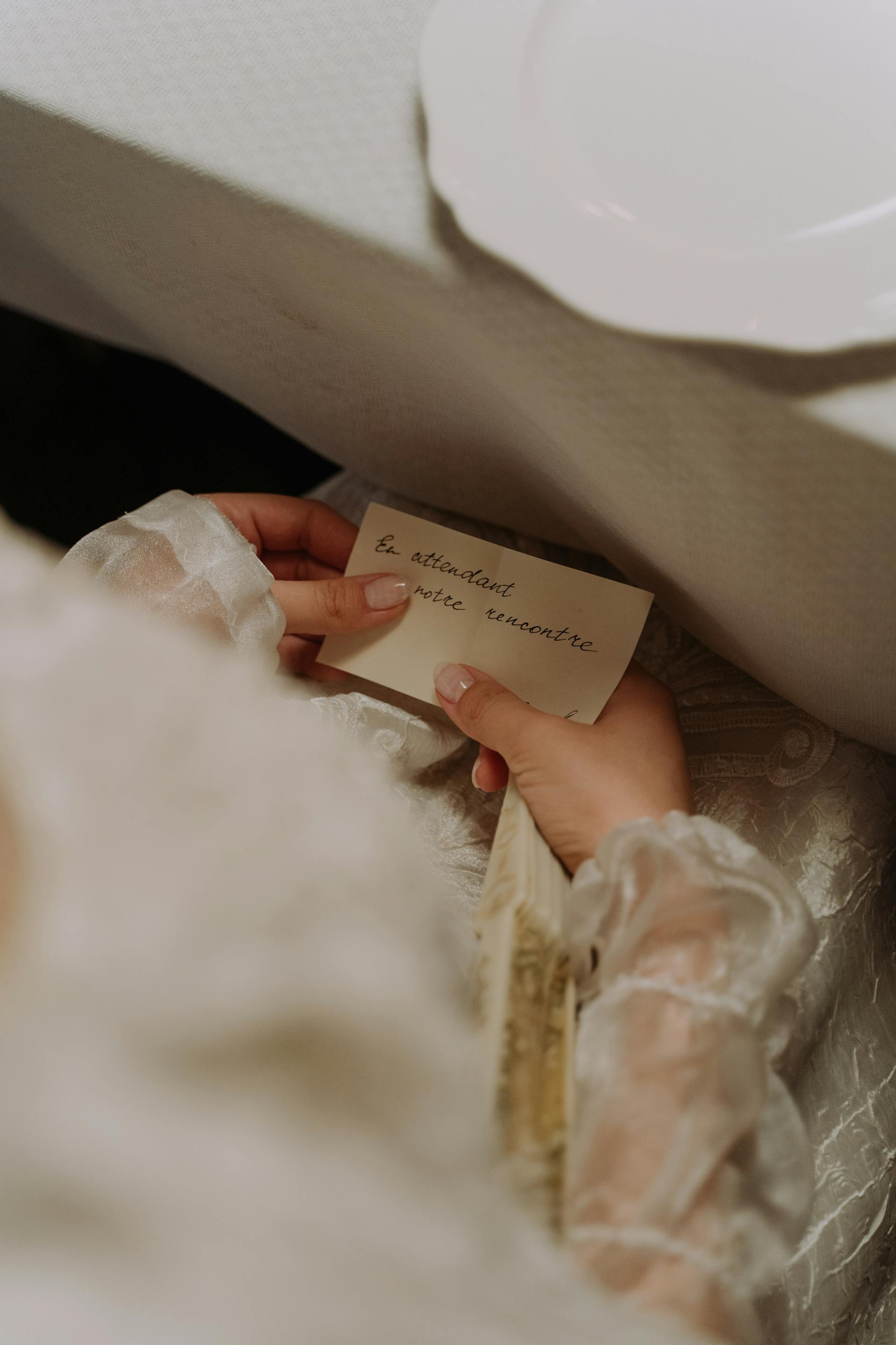Primer plano de una mujer con una nota en la mano | Fuente: Pexels