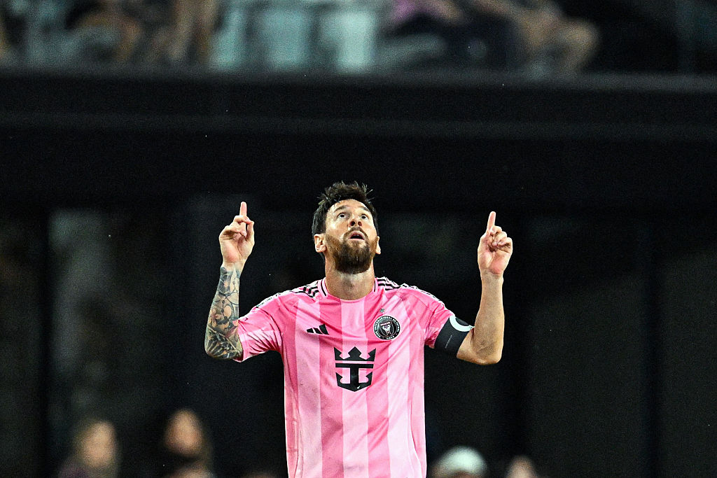 Lionel Messi celebra tras marcar un gol durante un partido de la temporada regular de la Major League Soccer (MLS) entre el Inter Miami CF y el San Diego FC en el Nu Stadium de Miami, Florida, el 20 de septiembre de 2026. | Fuente: Getty Images