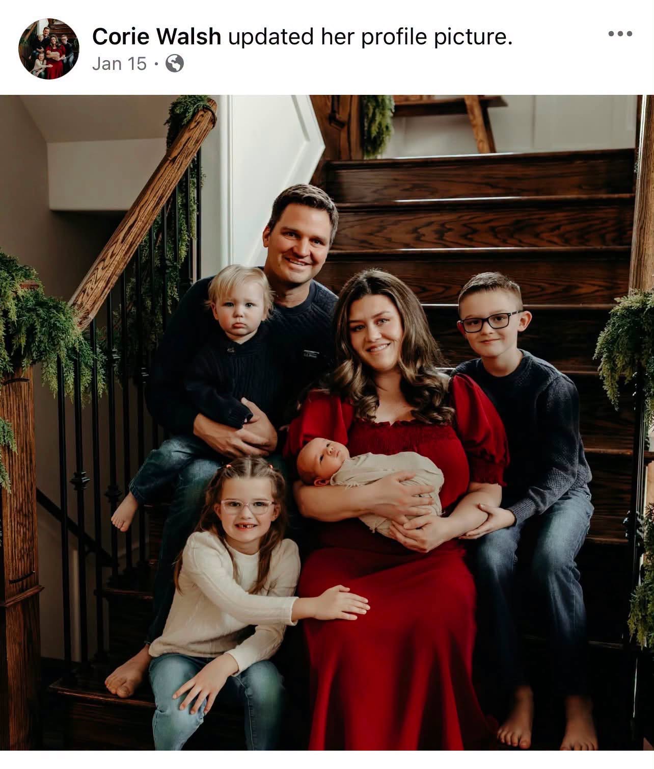 Corie Walsh y su familia en una foto de perfil de Facebook que publicó el 15 de enero. | Fuente: Facebook/ Never Summoned
