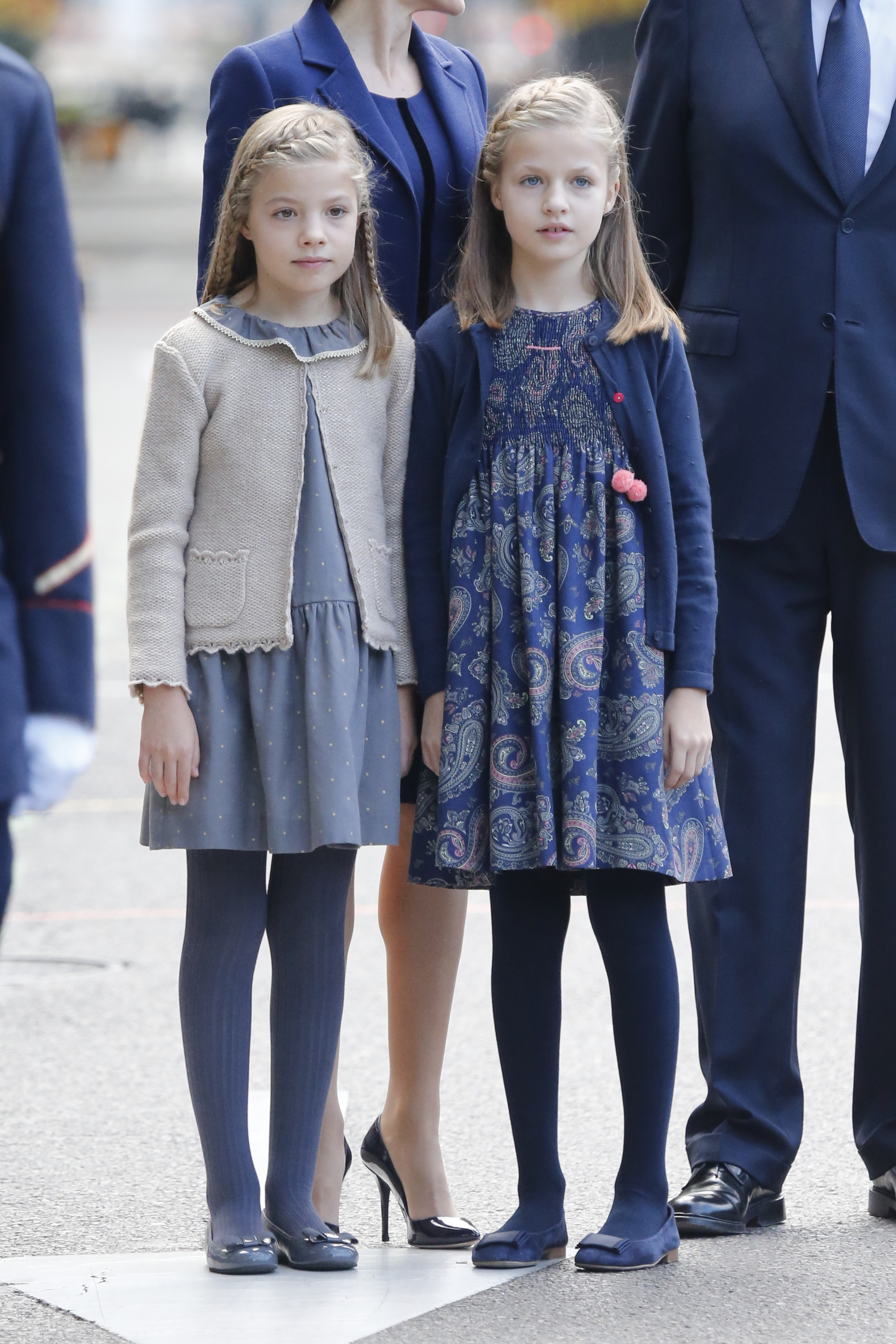 La princesa Leonor (D) y la infanta Sofía asisten al Desfile Militar del Día Nacional 2015 el 12 de octubre de 2015 en Madrid, España.