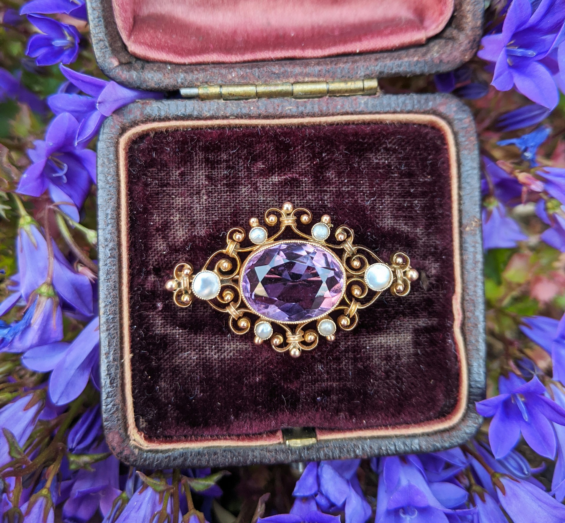 Un broche antiguo en un joyero | Fuente: Unsplash