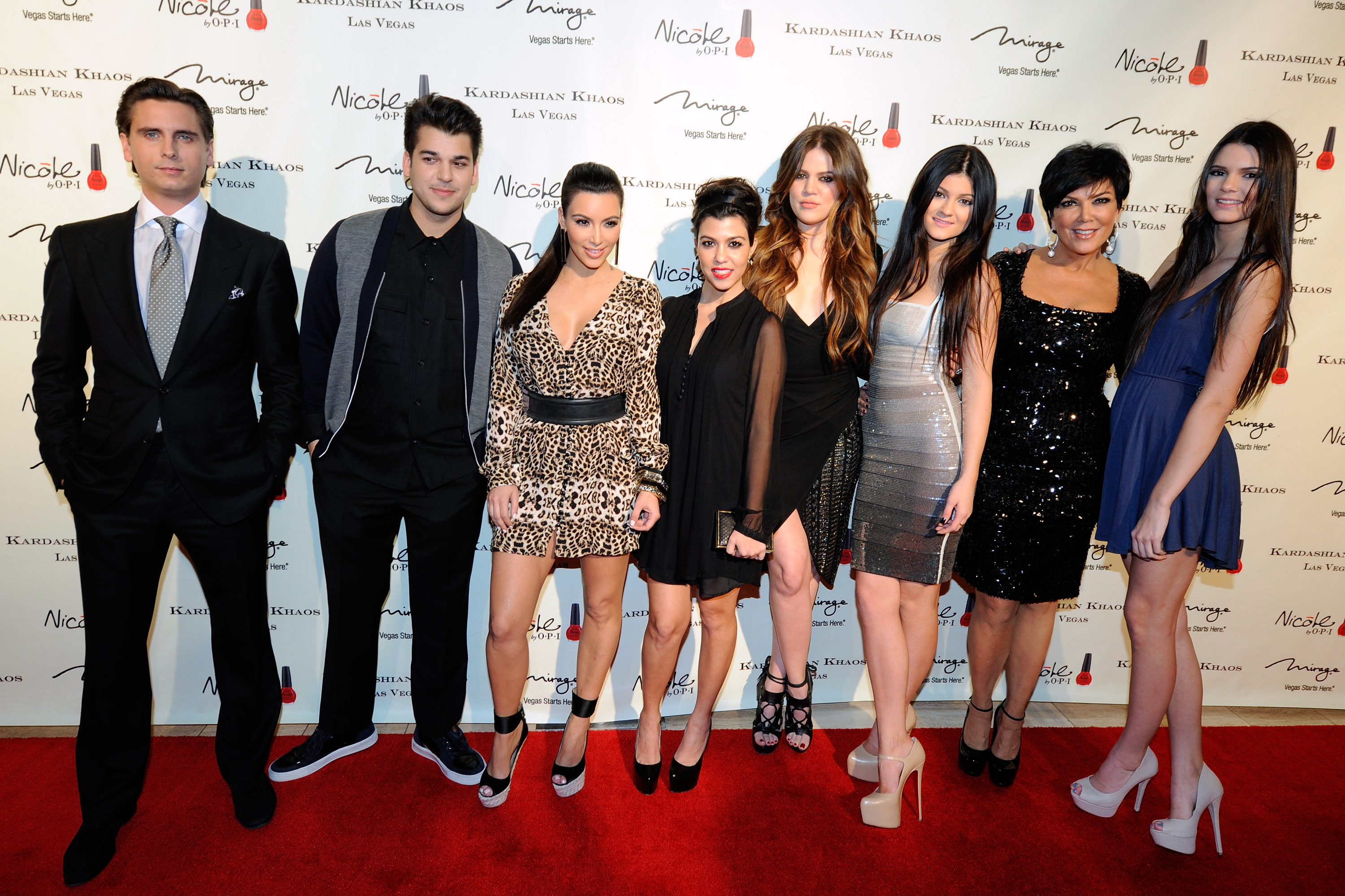 Rob Kardashian posa junto a Scott Disick, Kim, Kourtney, Khloé, Kylie, Kendall y Kris Jenner en un evento de Kardashian Khaos en Las Vegas en 2011. La foto muestra una época en la que Rob solía acompañar a toda su familia en la alfombra roja, años antes de que empezara a evitar las apariciones públicas. | Fuente: Getty Images.