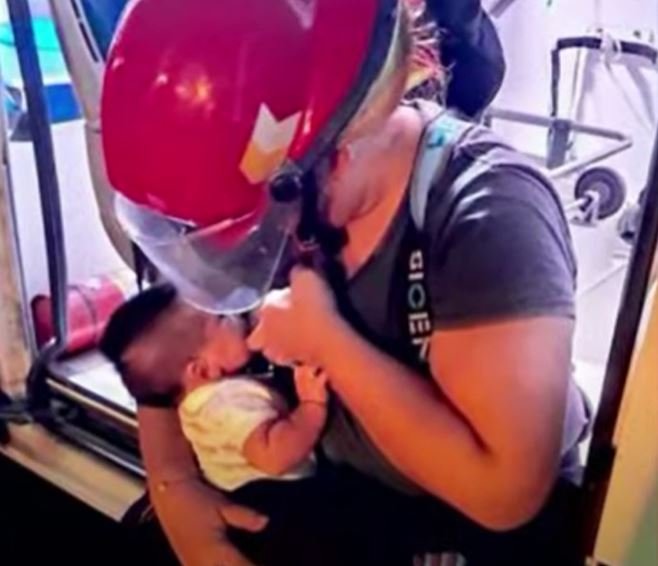 María de los Ángeles Lizárraga amamantando a su bebé. | Foto: Captura de Youtube/Todo Noticias