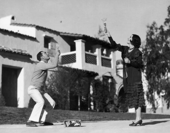 El actor Buster Keaton y la actriz Conchita Montenegro se entregan a un juego de 'Bang Ball'. | Fuente: Getty Images