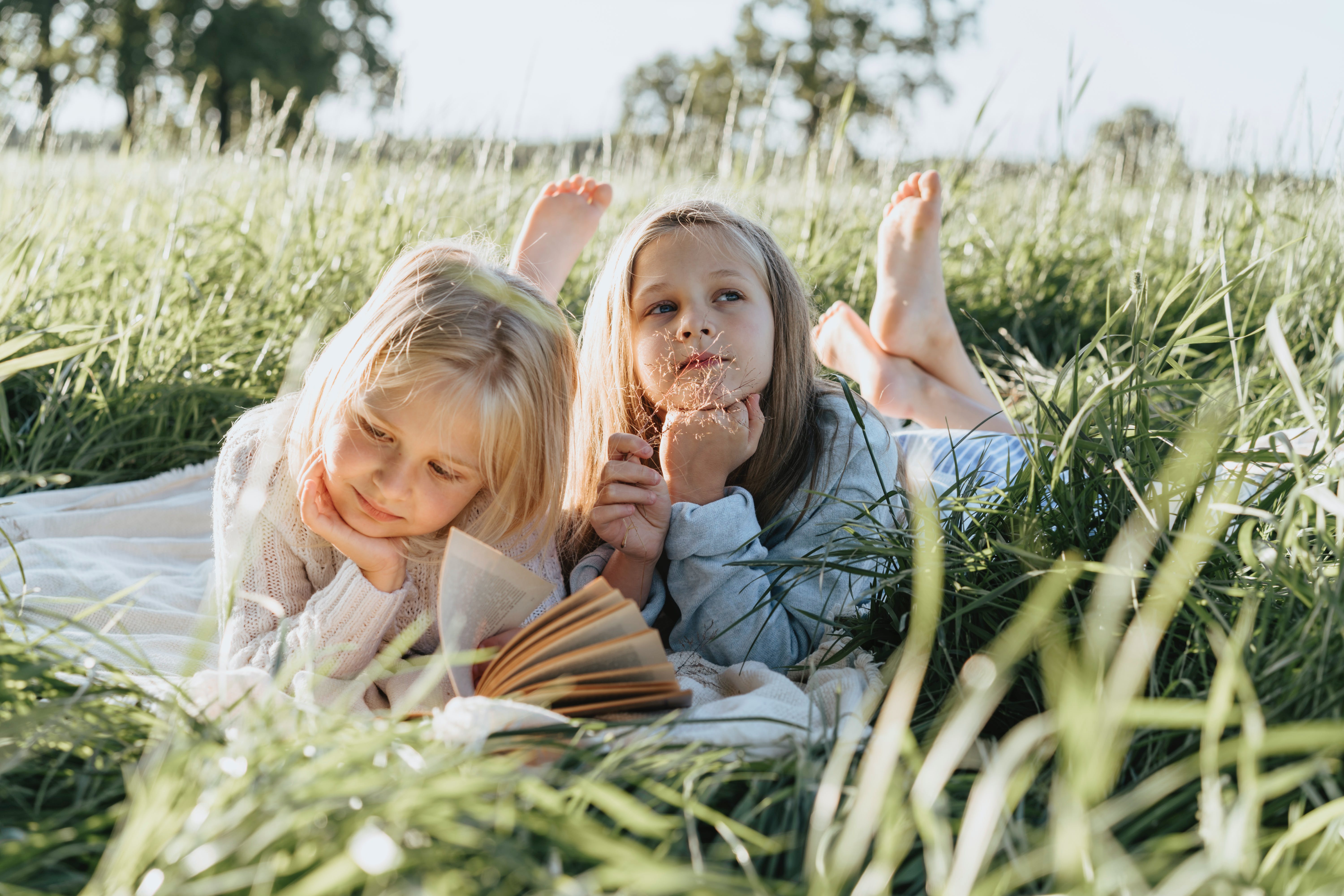Dos niñas disfrutando del aire libre | Foto: Pexels