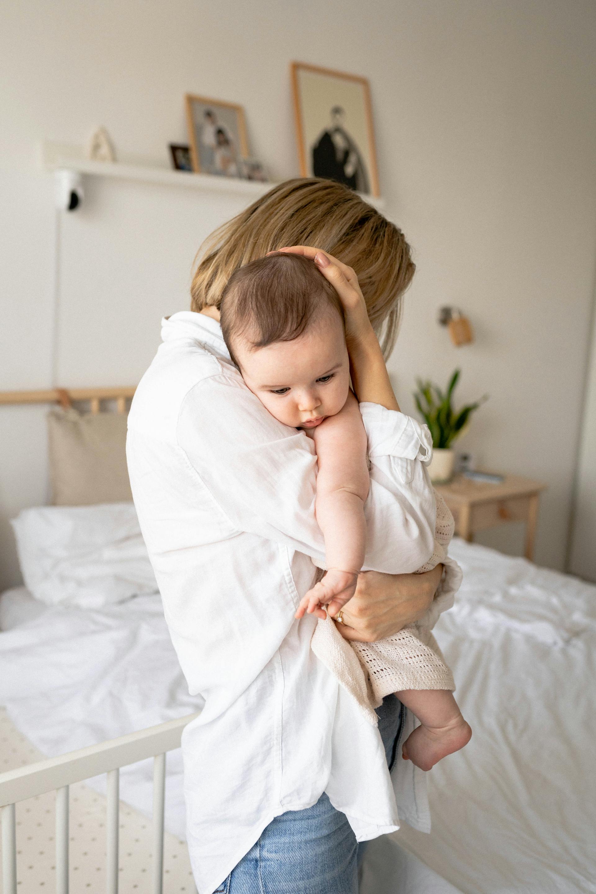 Una madre abrazando a su bebé | Fuente: Pexels