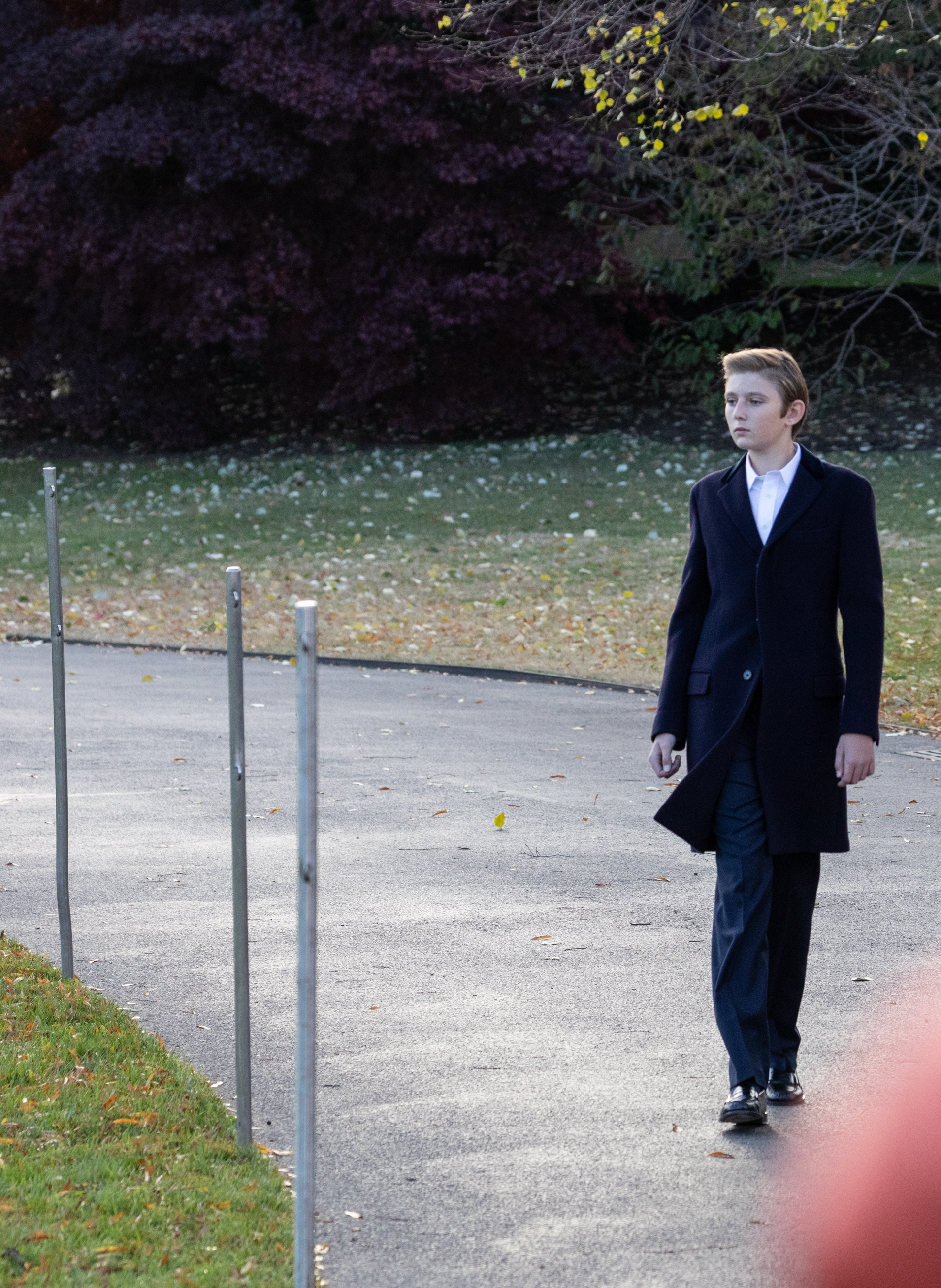 Barron Trump camina por el Jardín Sur antes de que su familia salga de la Casa Blanca en Washington, DC, el 20 de noviembre de 2018. | Fuente: Getty Images