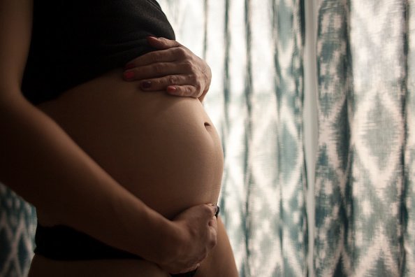 Mujer embarazada sostiene su vientre | Fuente: Getty Images